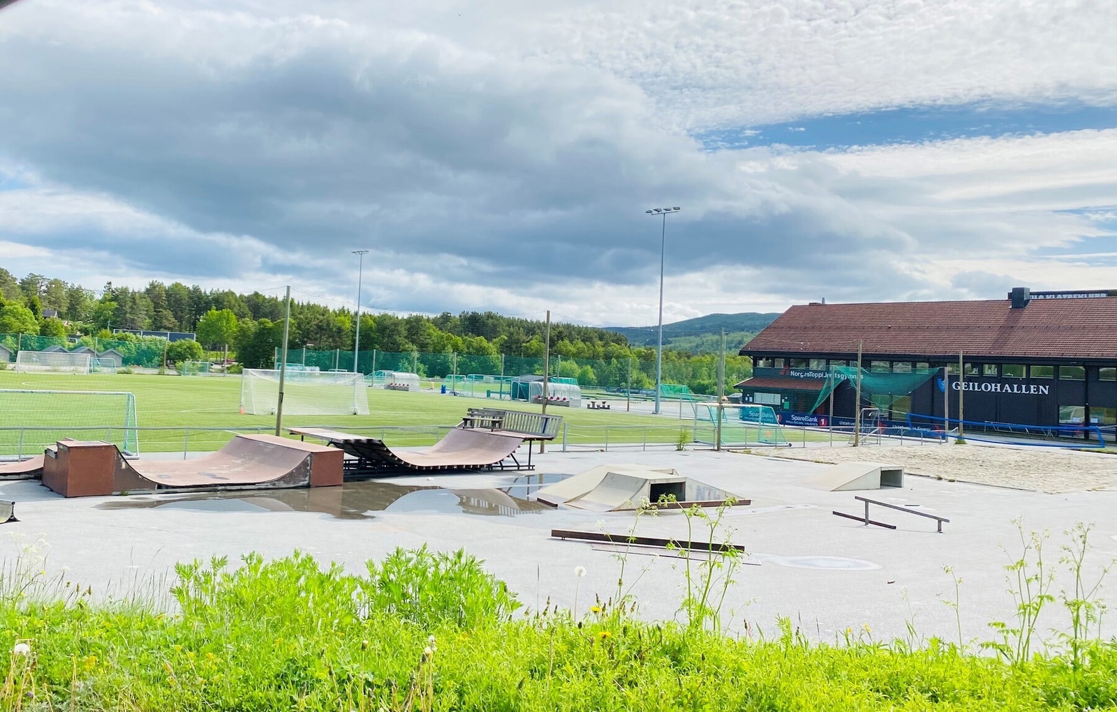 Kort vei fra leiligheten finner man Geilo Stadion, her har man skatepark, fotballbane, klatrehall og Geilohallen Galleribilde