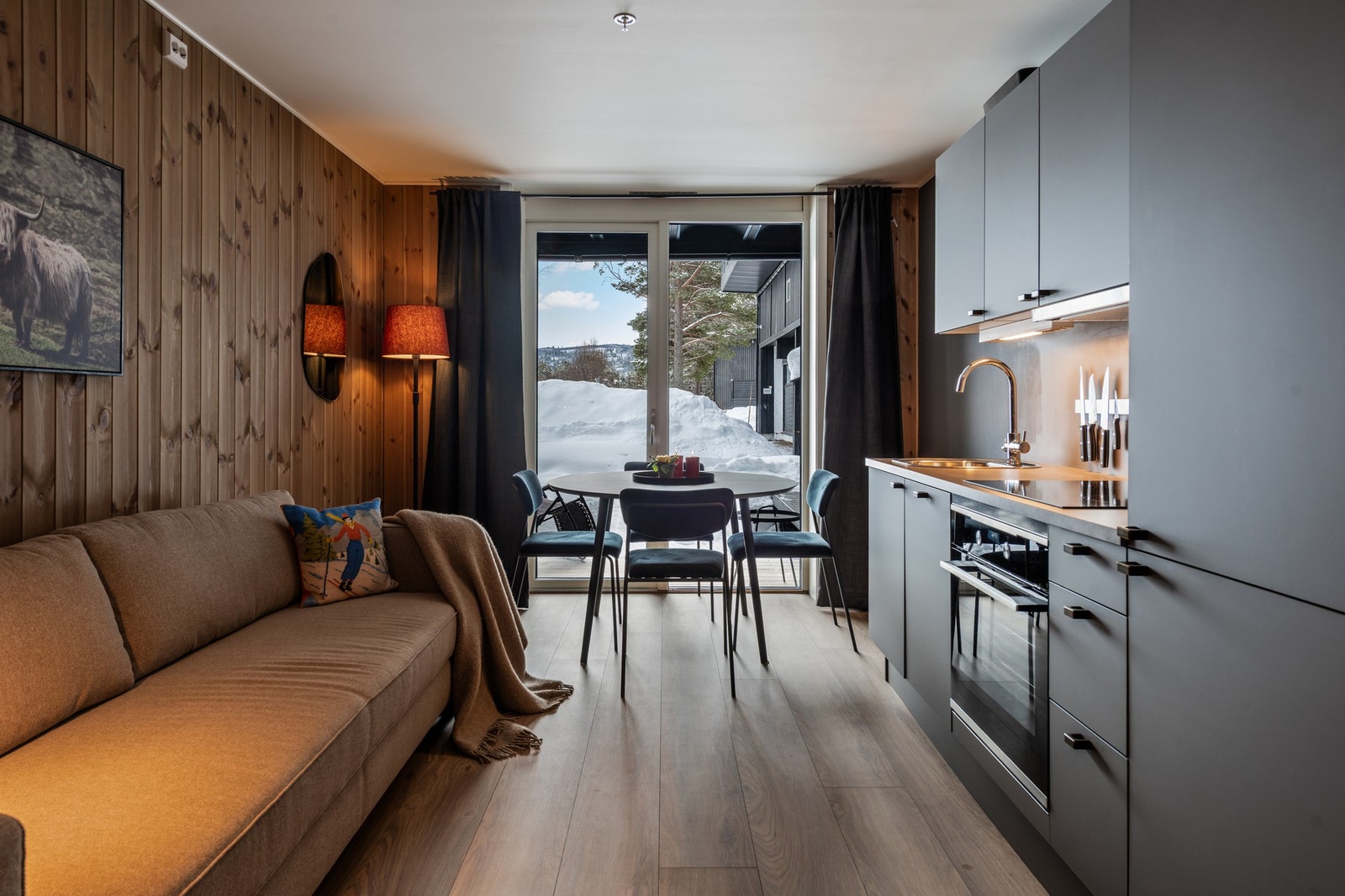 Kjøkken og stue med utgang til markterrasse Galleribilde