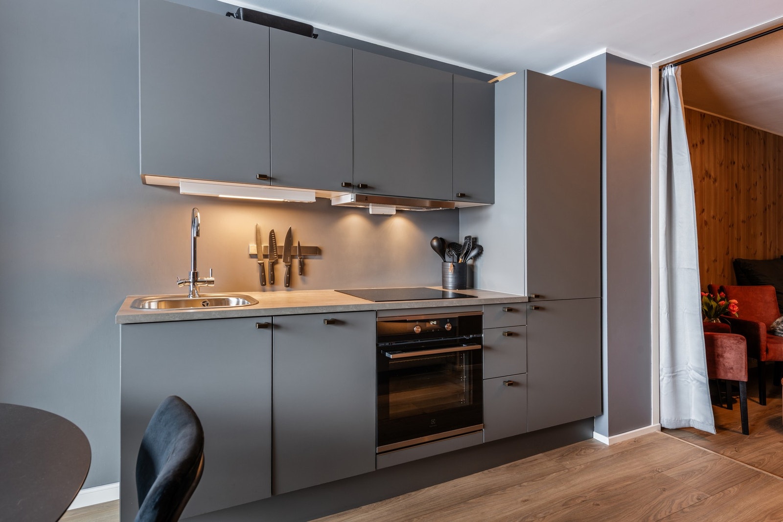 Kjøkkenet har integrerte hvitevarer med kjøl/frys, oppvaskmaskin, stekeovn og koketopp Galleribilde