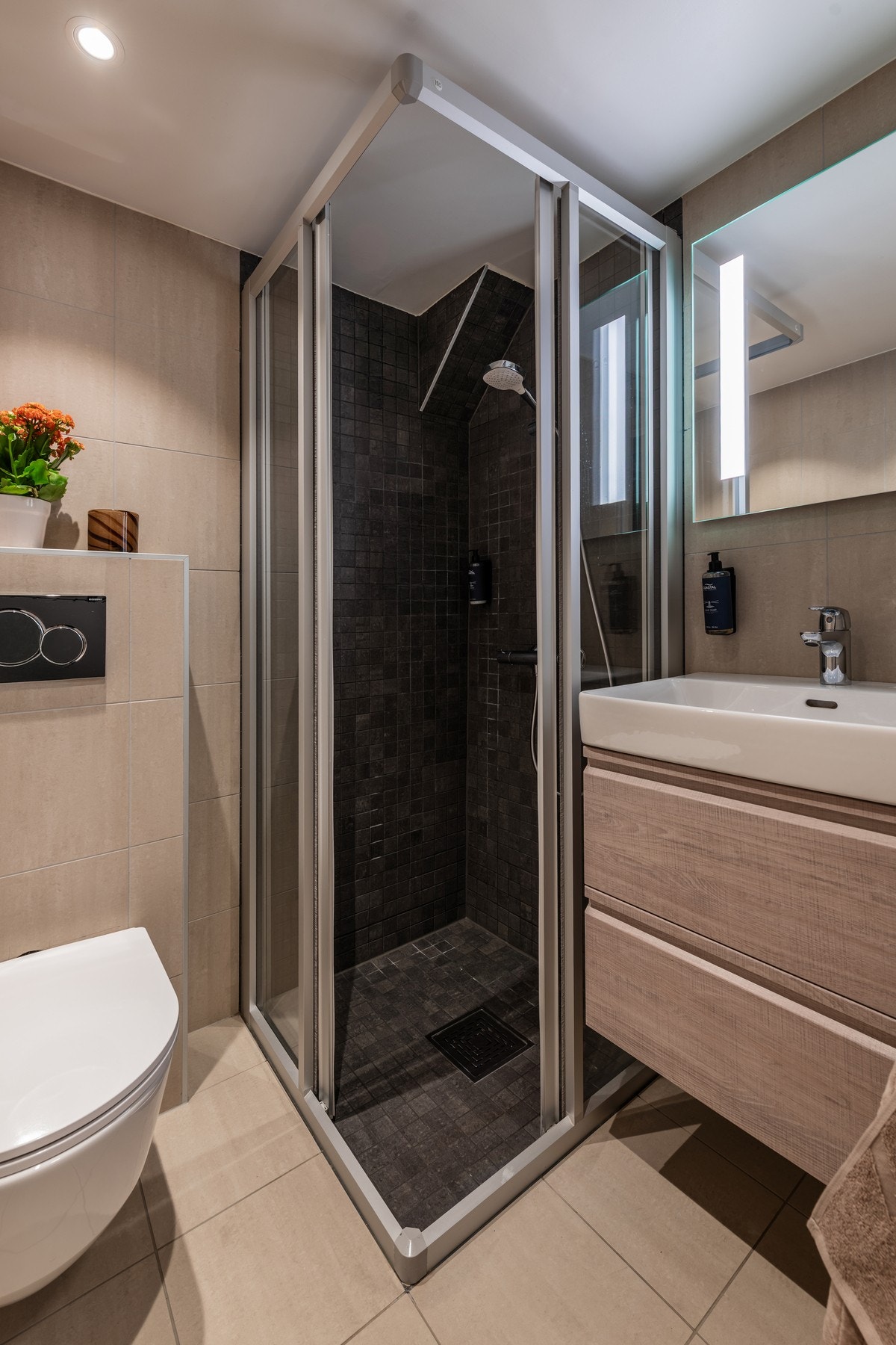 Badet har hjørnedusj med glassvegger Galleribilde