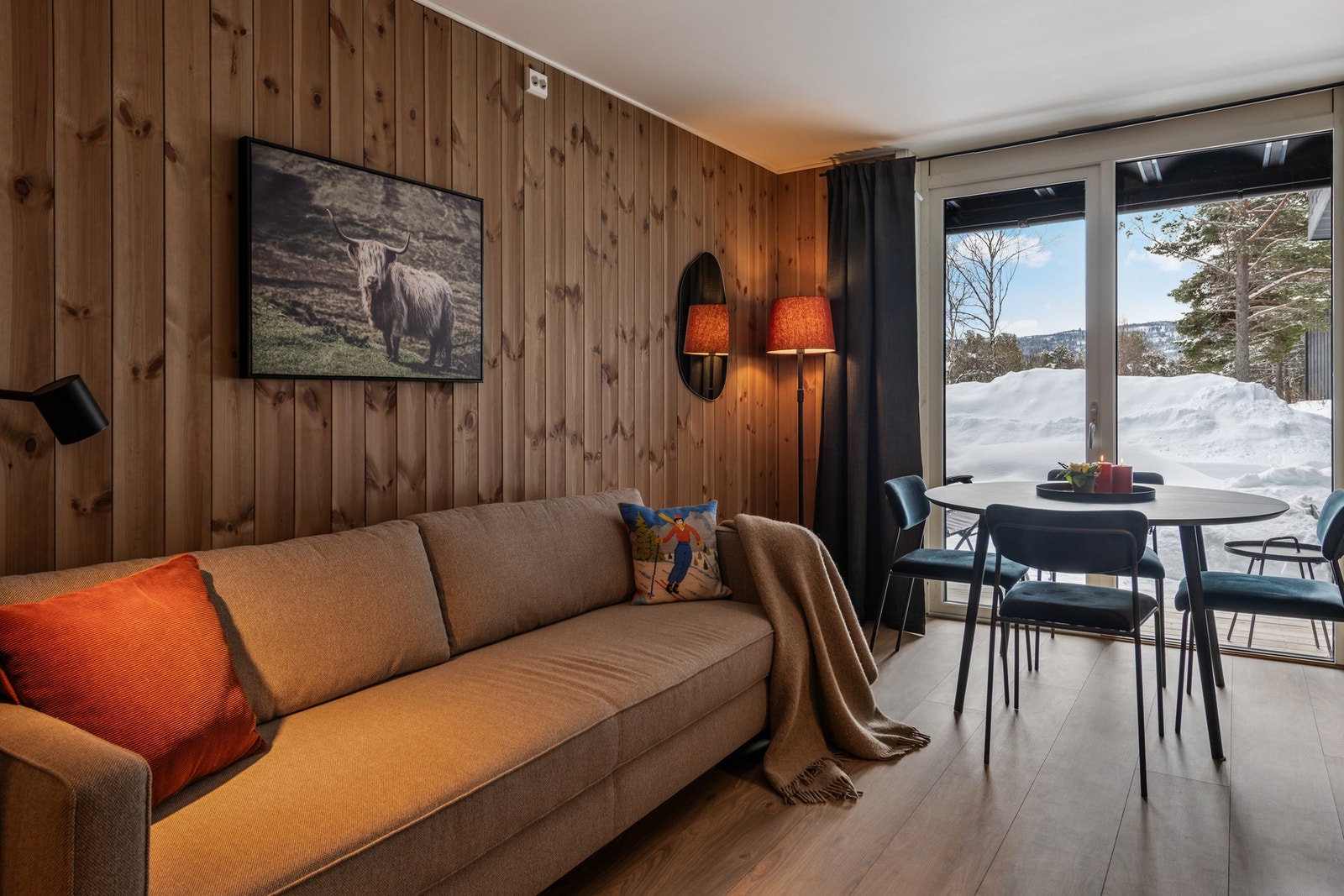 Kryp opp i sofaen etter en aktiv dag ute Galleribilde