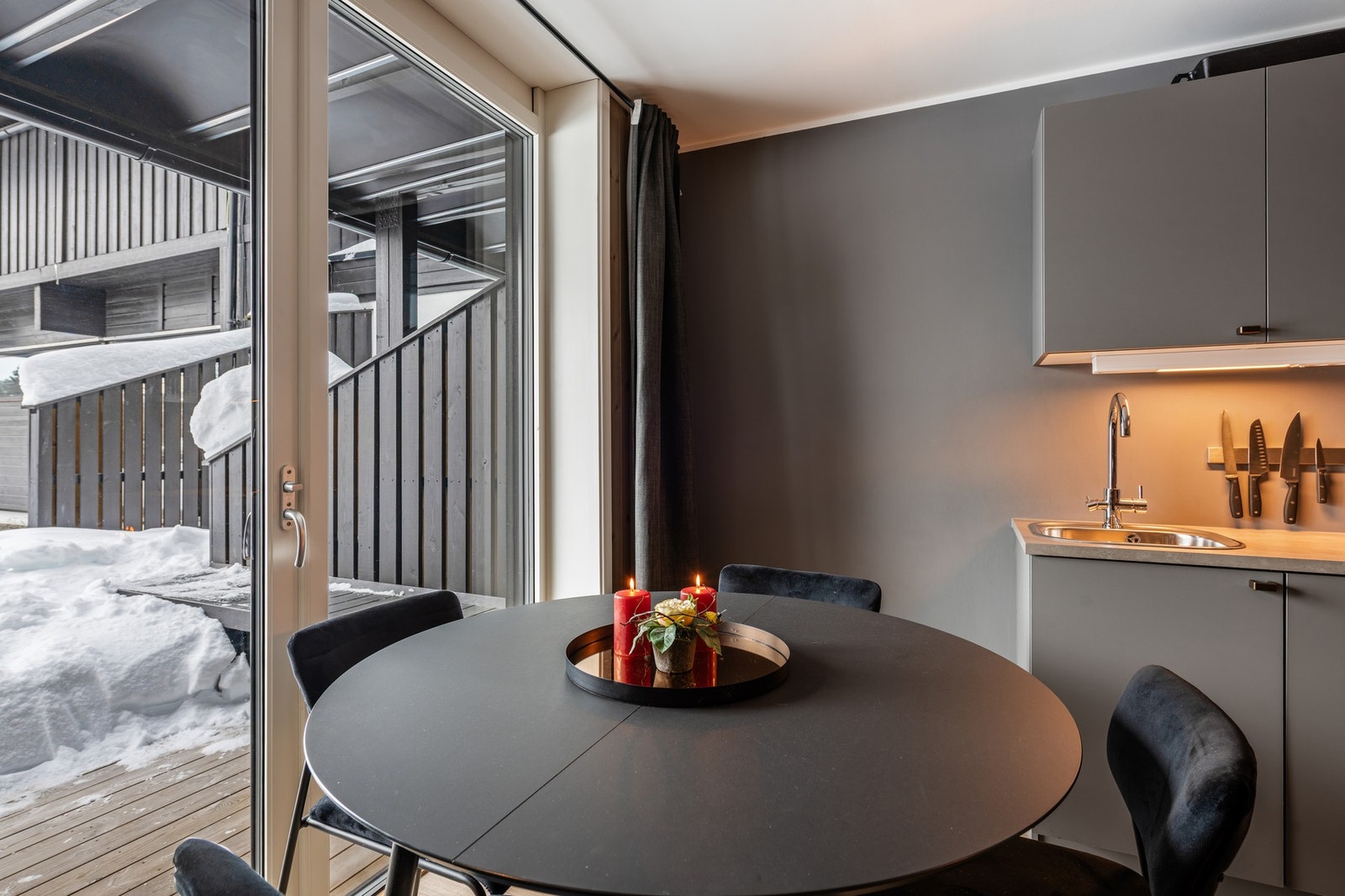 De lune fargetonene følger gjennom leiligheten Galleribilde