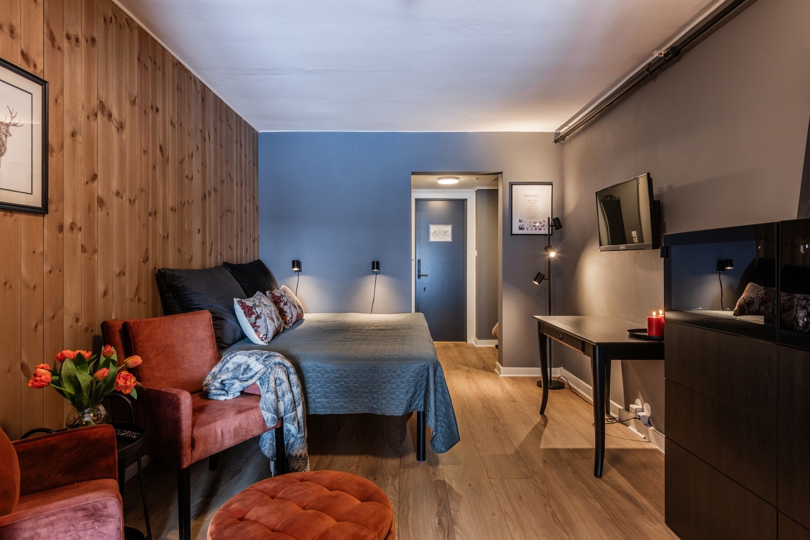 Oppholdsrommet er innredet med seng Galleribilde