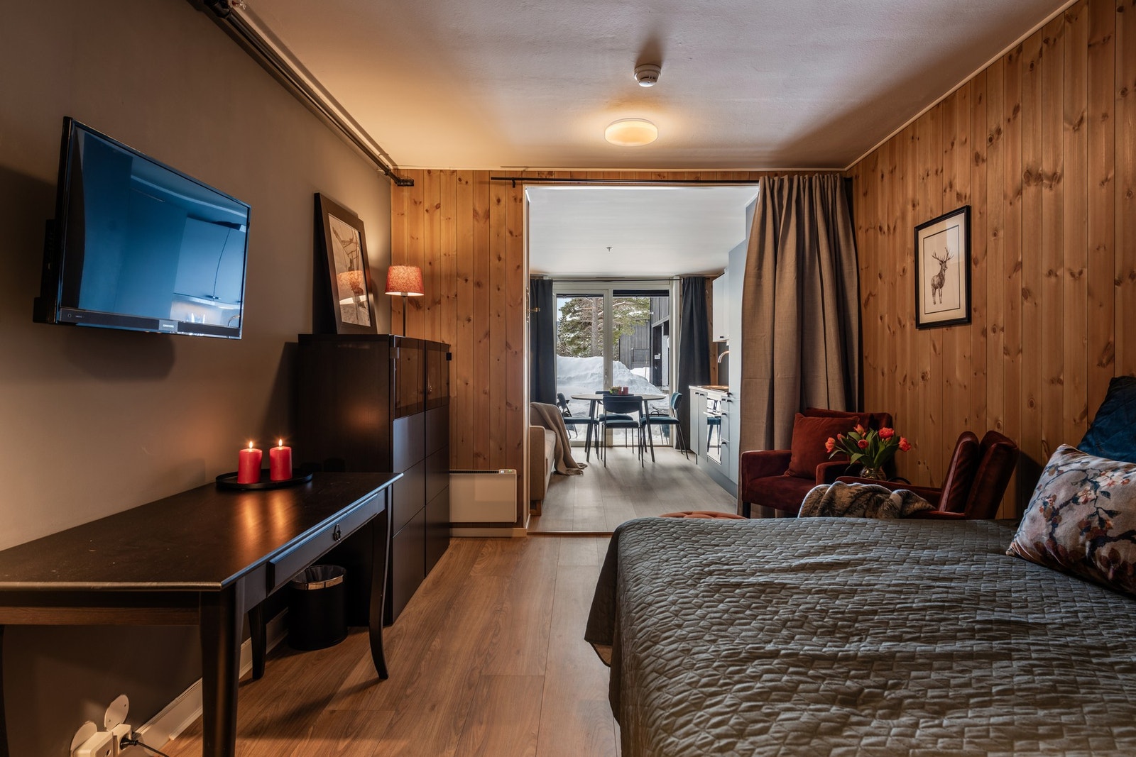 Forlengelse av stuen er innredet med seng Galleribilde