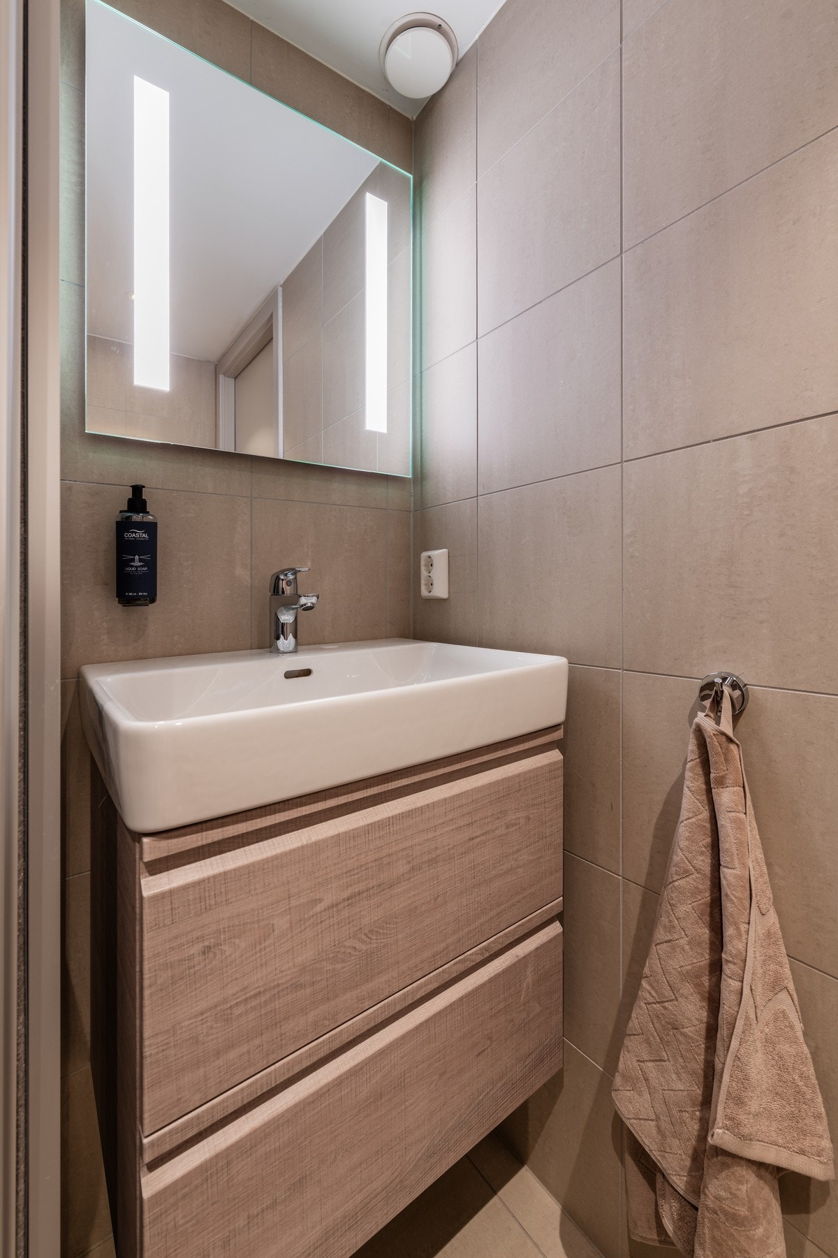 Servantinnredning med oppbevaringsplass under Galleribilde