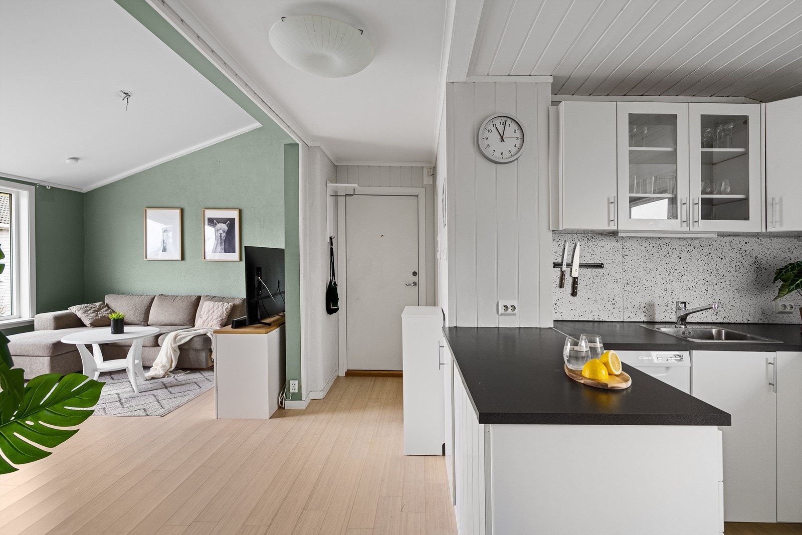 Kjøkkenet har en separat plassering i leiligheten og er levert i hvit utførelse med opplegg for alle hvitevarer. Galleribilde