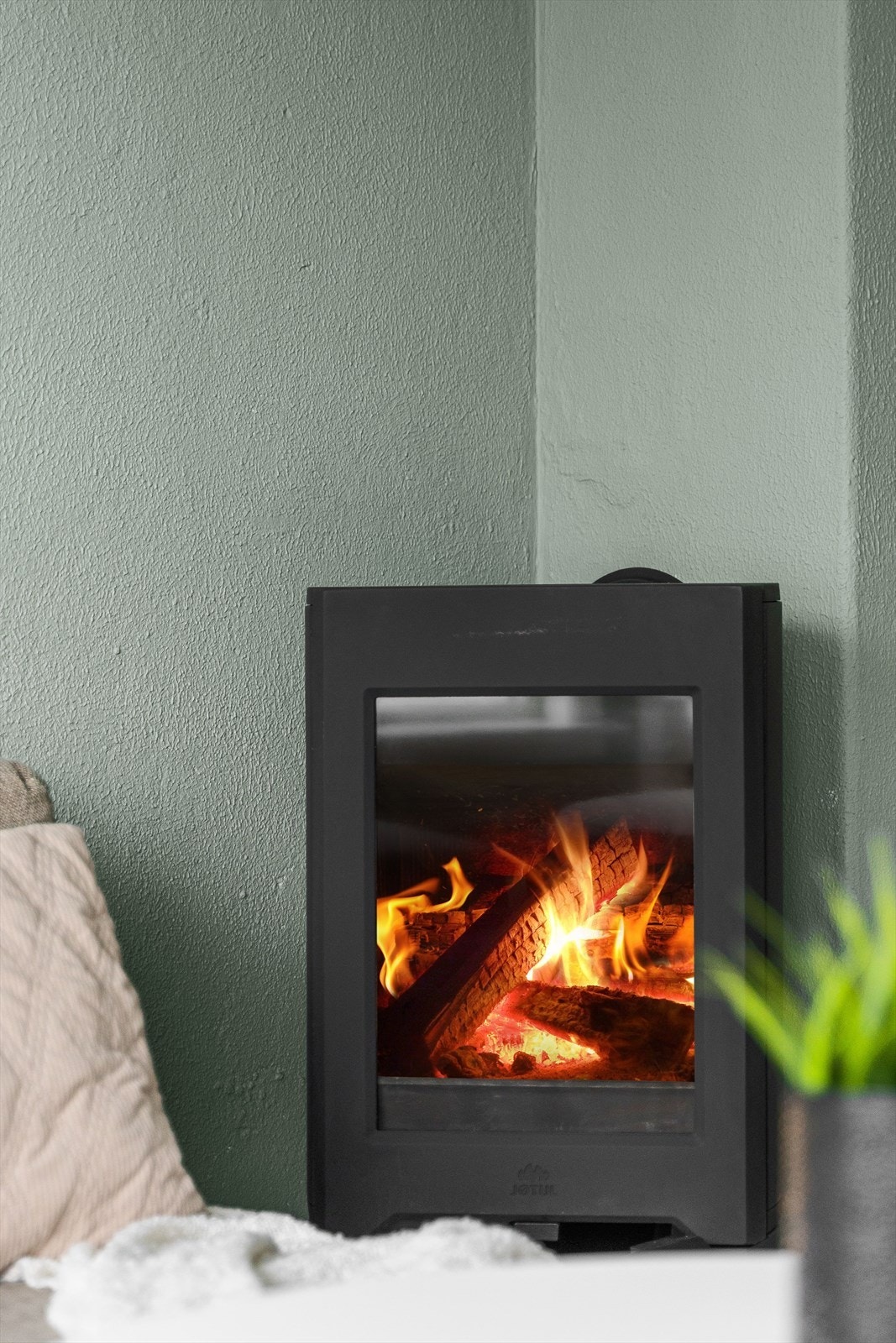 Koselig peisovn er installert og sørger for en lun oppvarming på vinterhalvåret. Galleribilde