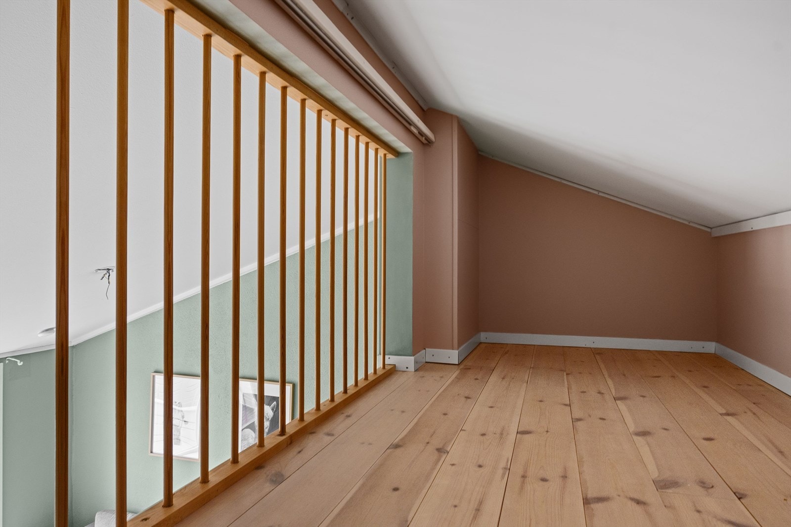 Hemsen er et svært praktisk tilskudd - her har du plass til seng og ekstra lagringsmuligheter. Galleribilde