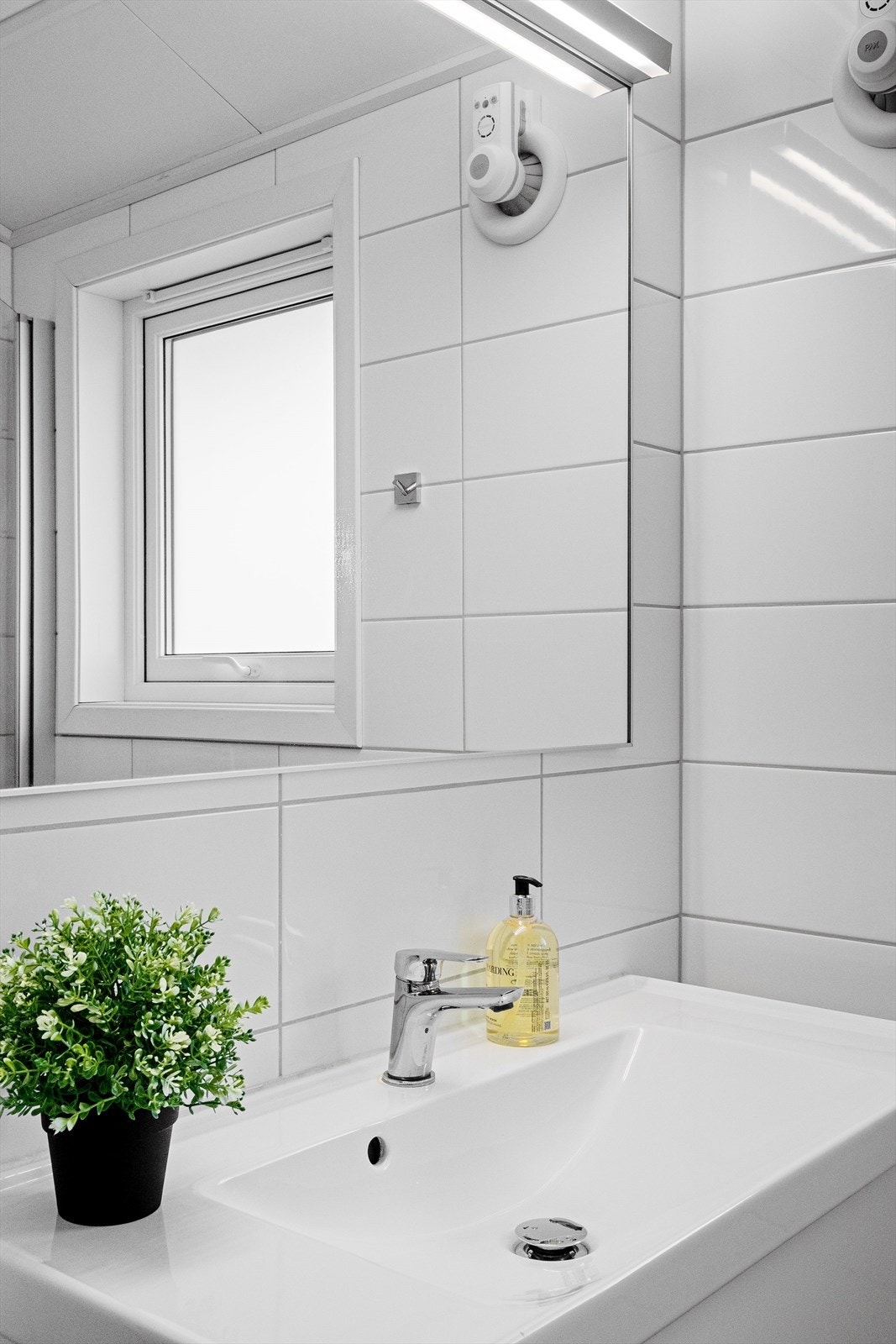 Badet er innredet med toalett, servant m/underskap og overhengende speil og dusjnisje. Galleribilde