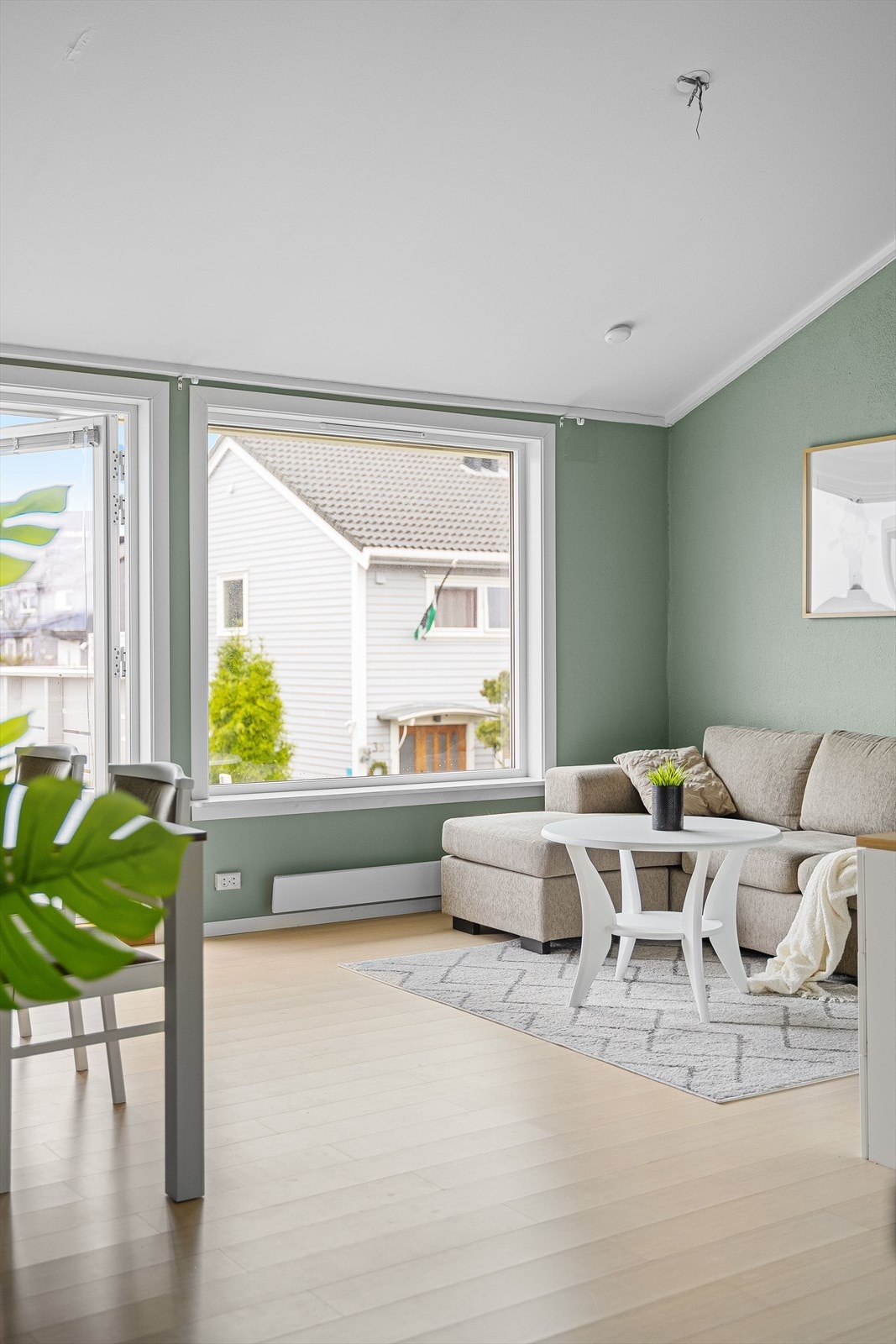 Leiligheten har en høytliggende plassering i byggets andre etasje, hvor atmosfæren er luftig med blant annet god takhøyde i stuen Galleribilde