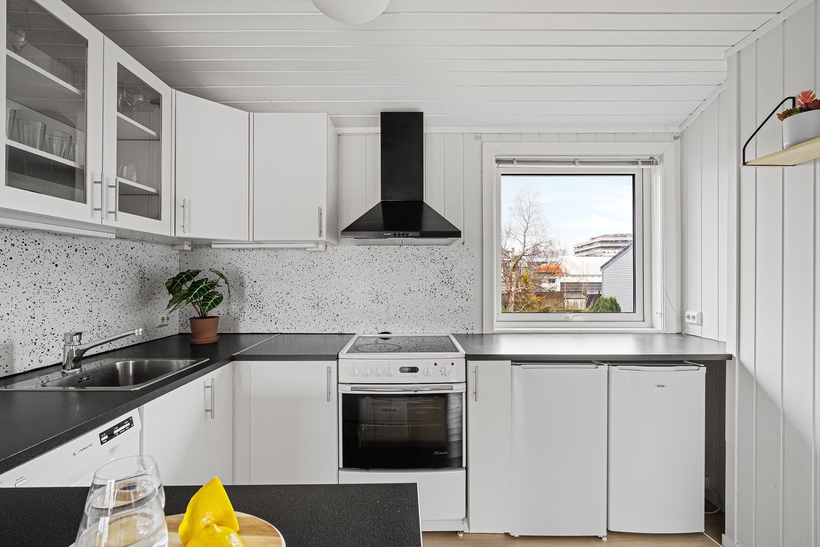 Innredningen har godt med lagringsplass i over - og underskap Galleribilde