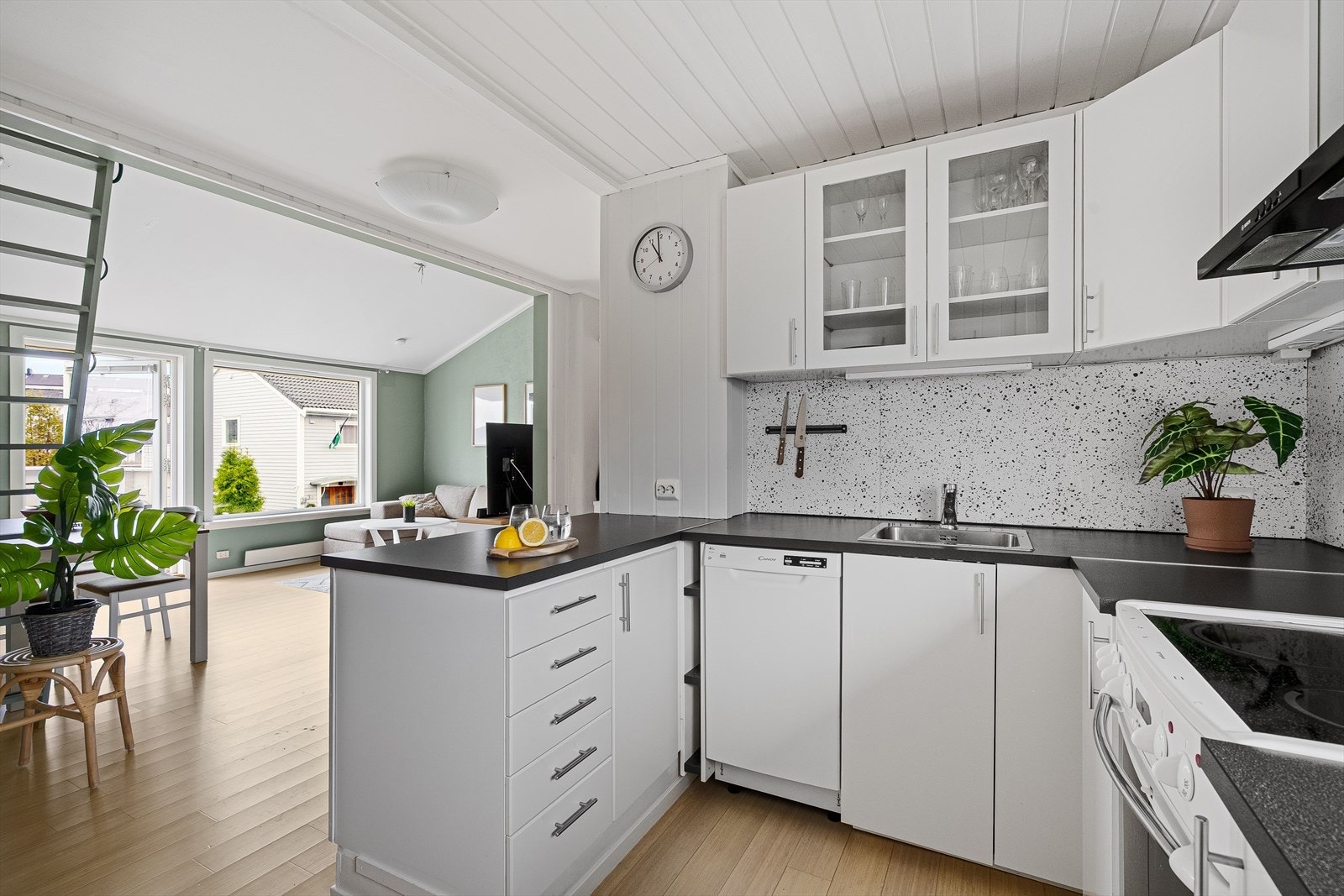 Stemveien 6 vil du bo i et veletablert nabolag og attraktivt boligområde. Galleribilde