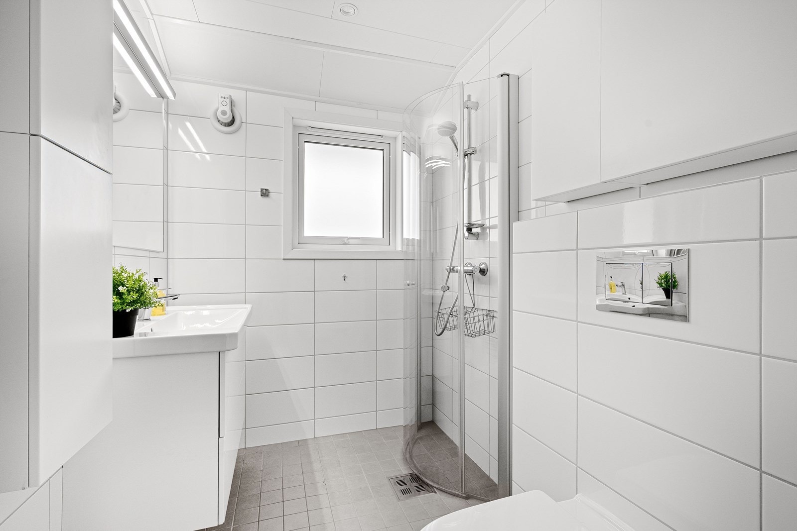 Pent utformet bad fra 2017 med fliser på gulvet m/varmekabler og fliser på vegg. Galleribilde