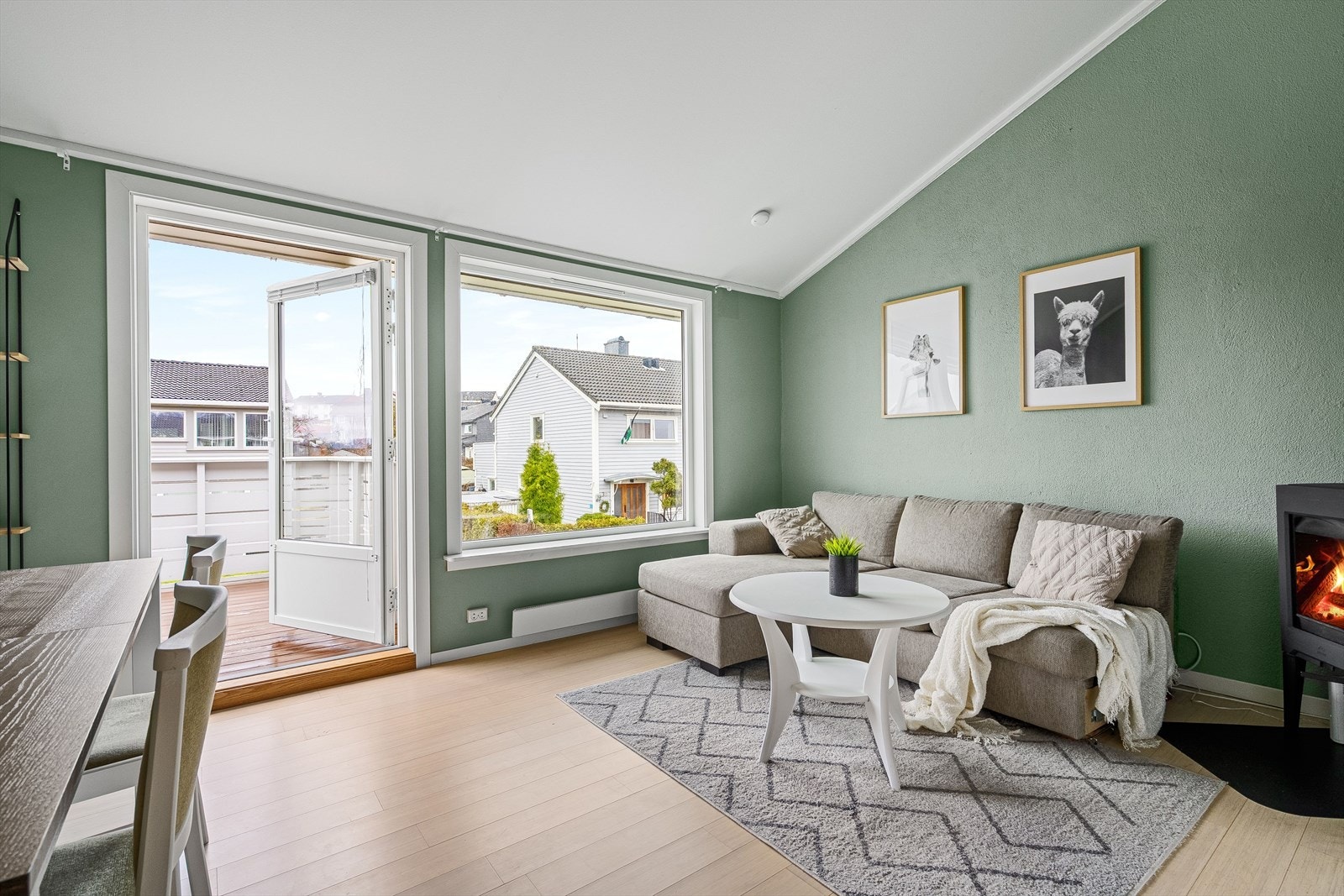 I tillegg har rommet den ypperlige fordelen av direkte adkomst til hjemmets balkong, som på mange måter vil oppleves som en forlengelse av den sosiale sonen sommerstid. Galleribilde