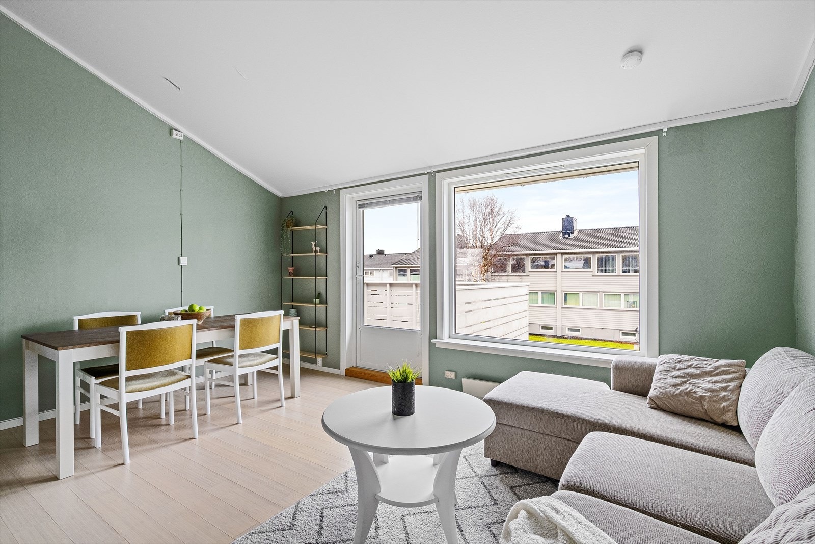 Et herlig samlingsrom med god plass til innredning og møblering, som vil fungere utmerket for både avslappende kvelder og sammenkomster. Galleribilde