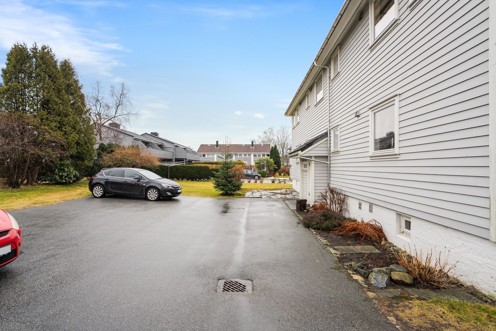 Biloppstillingsplass på felles tomt. Galleribilde