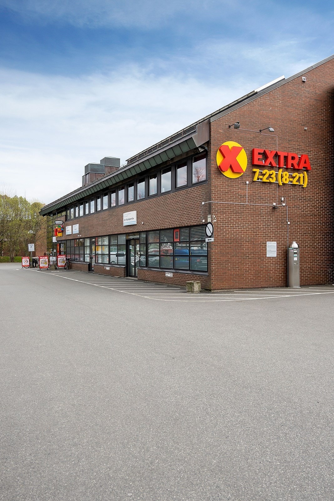 Flere dagligvarebutikker i gangavstand fra boligen - Nærmiljø. Galleribilde