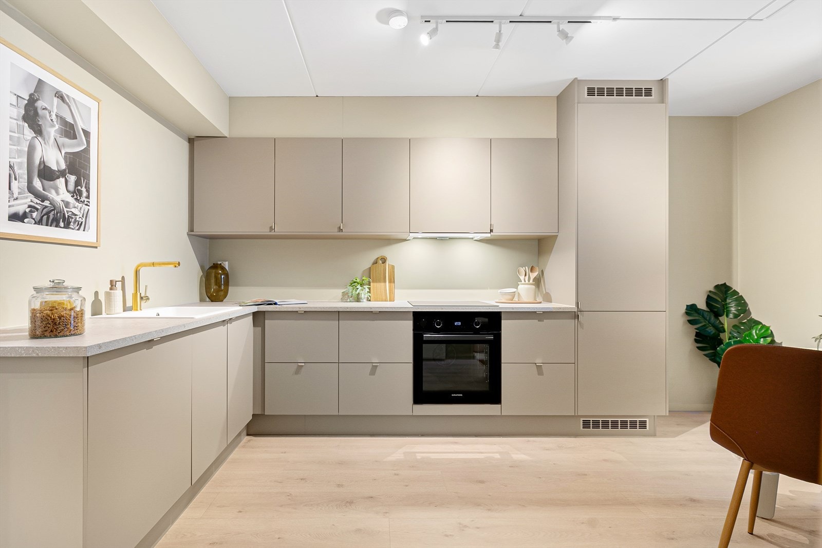 Lekkert kjøkken fra HTH i 2026 med integrerte hvitevarer. Galleribilde