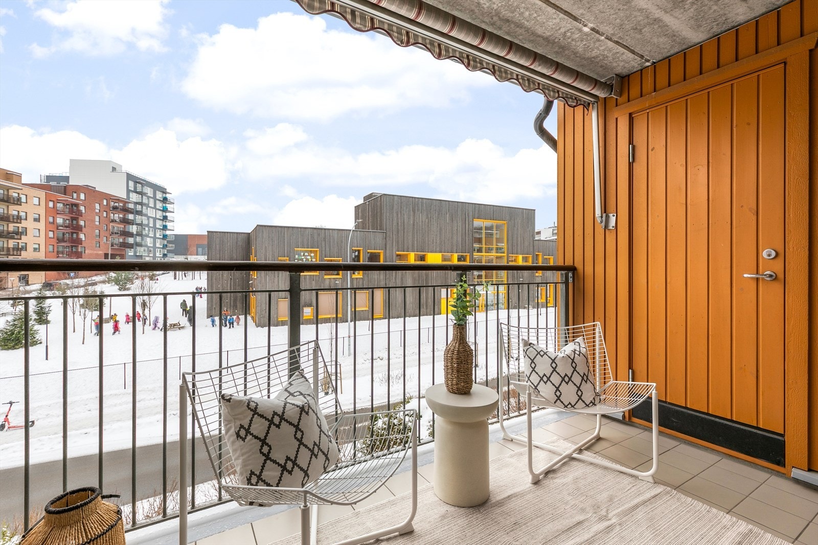 Balkongen er romslig med god plass til sittegruppe og grill. Galleribilde