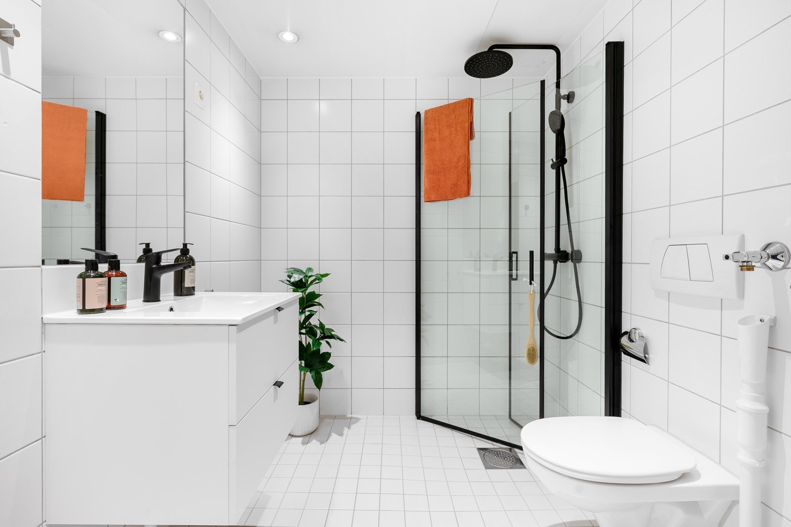 Flott, flislagt bad med varmekabler i gulv, downlights og opplegg for vaskemaskin. Ny baderommsinnredning fra 2026. Galleribilde