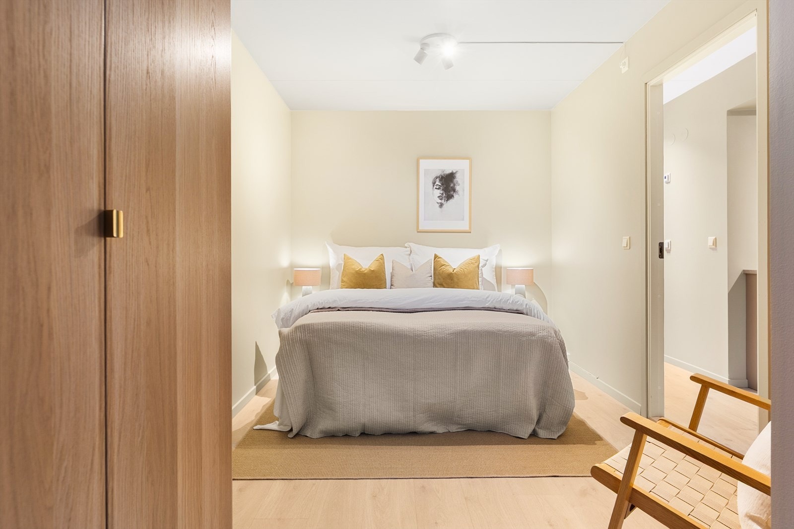 Hovedsoverommet er romslig med god plass til stor dobbeltseng med tilhørende møbler. Galleribilde