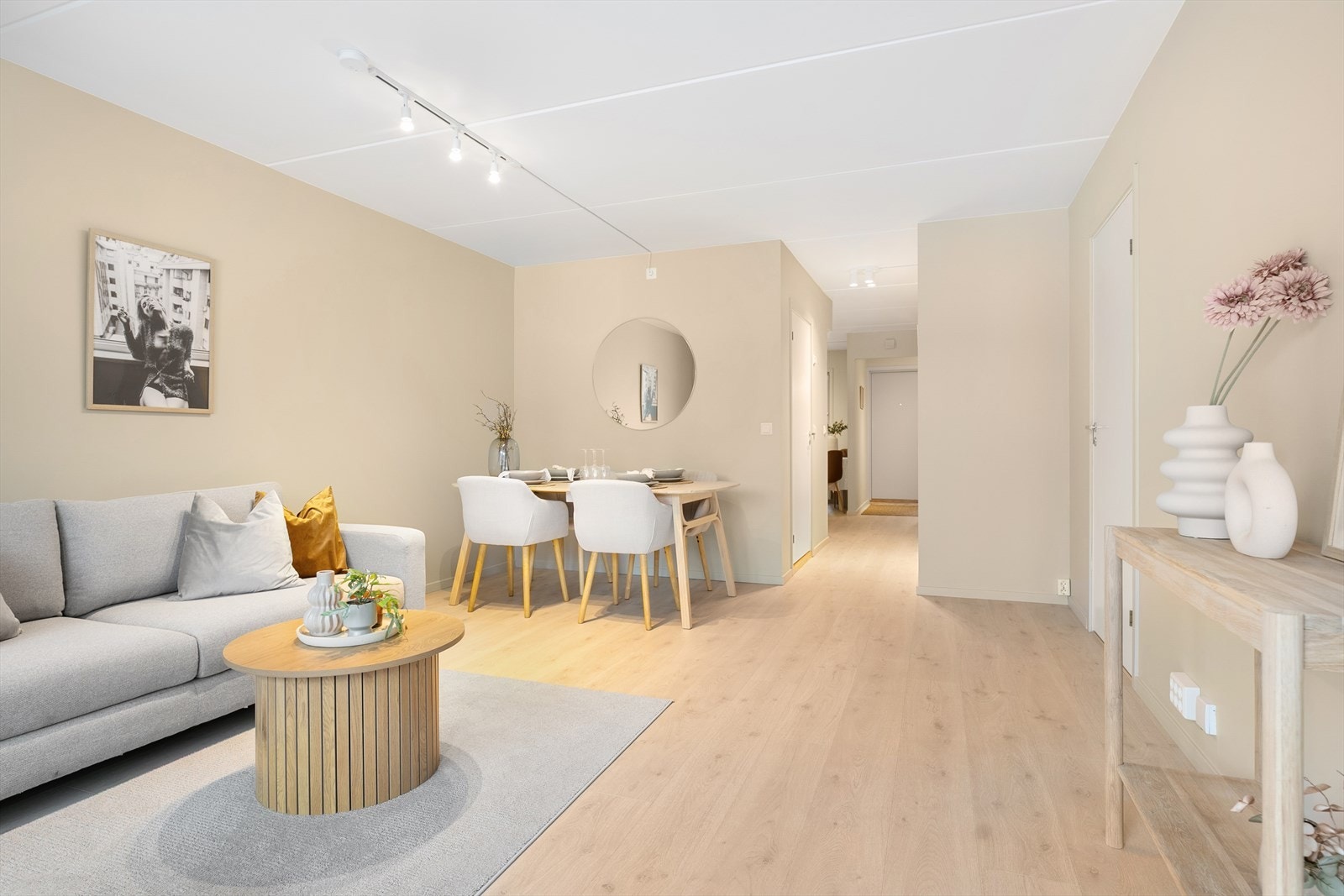 I stuen er det gode møbleringsmuligheter- Her er det plass til både sofagruppe med TV og egen spisedel. Galleribilde