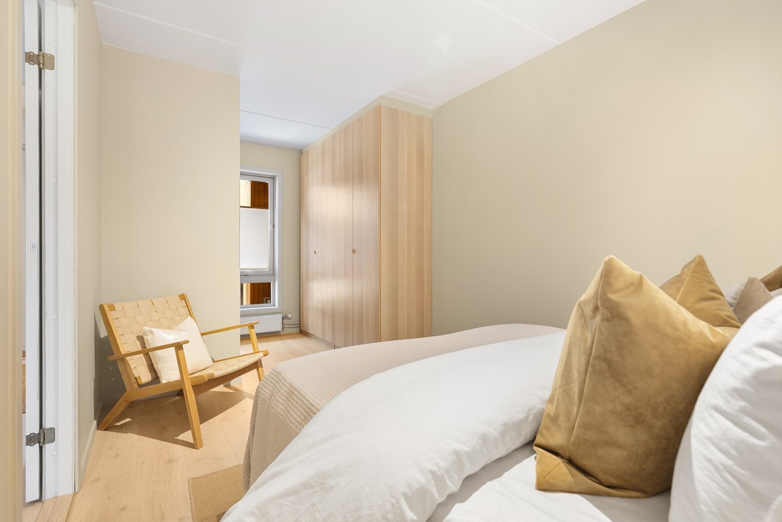 God plass til et stort garderobeskap på hovedsoverom. Garderobeskap medfølger. Galleribilde