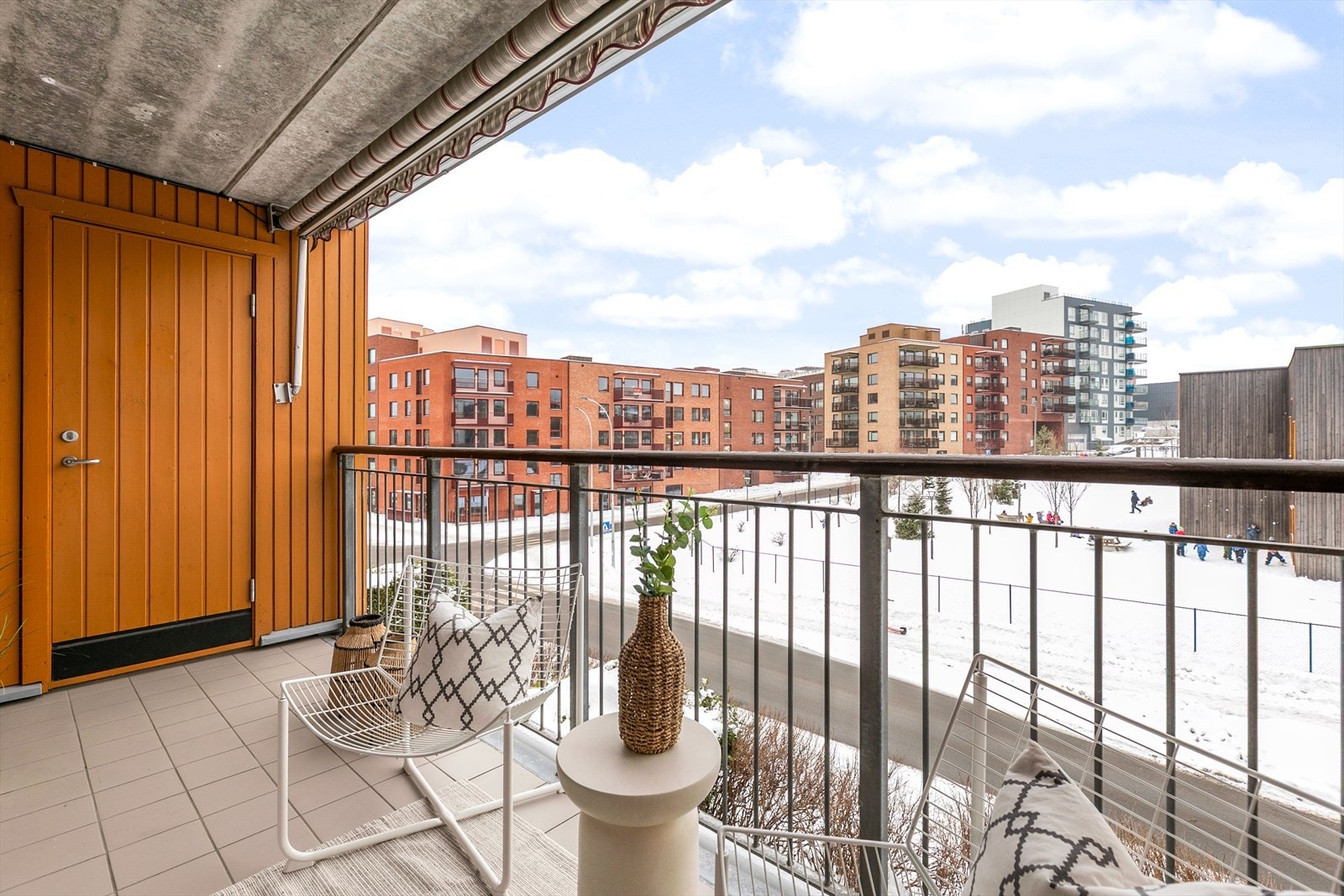 Stor, solrik balkong på 7 kvm med ettermiddagssol. Galleribilde