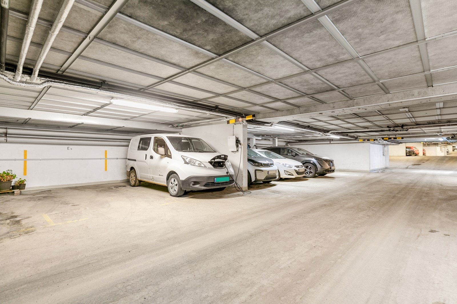 En garasjeplass i felles, oppvarmet garasjeanlegg med direkte heisadkomst medfølger. Galleribilde