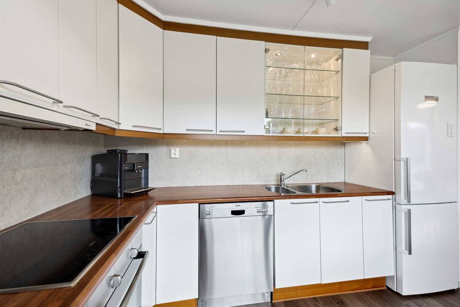 integrert stekeovn og platetopp, frittstående oppvaskmaskin og kjøleskap Galleribilde