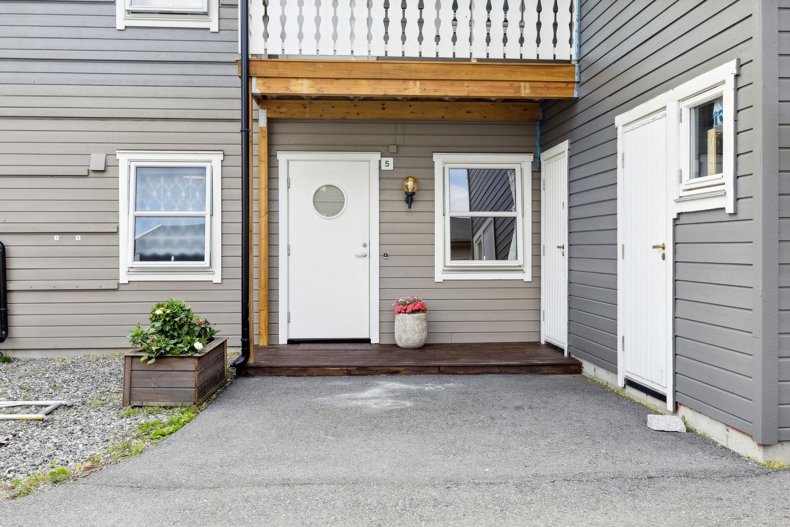 Inngangsparti - praktisk sportsbod ved inngangsdør Galleribilde