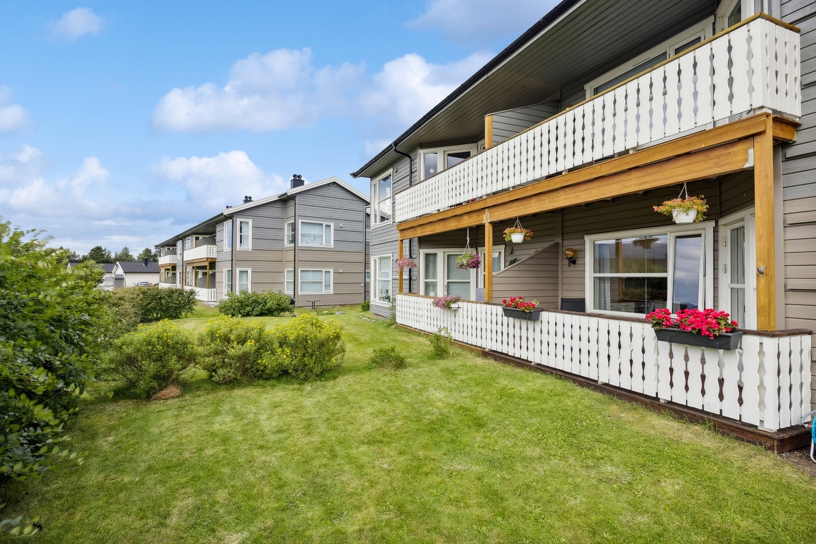 Trivelig hageareal på fremsiden Galleribilde