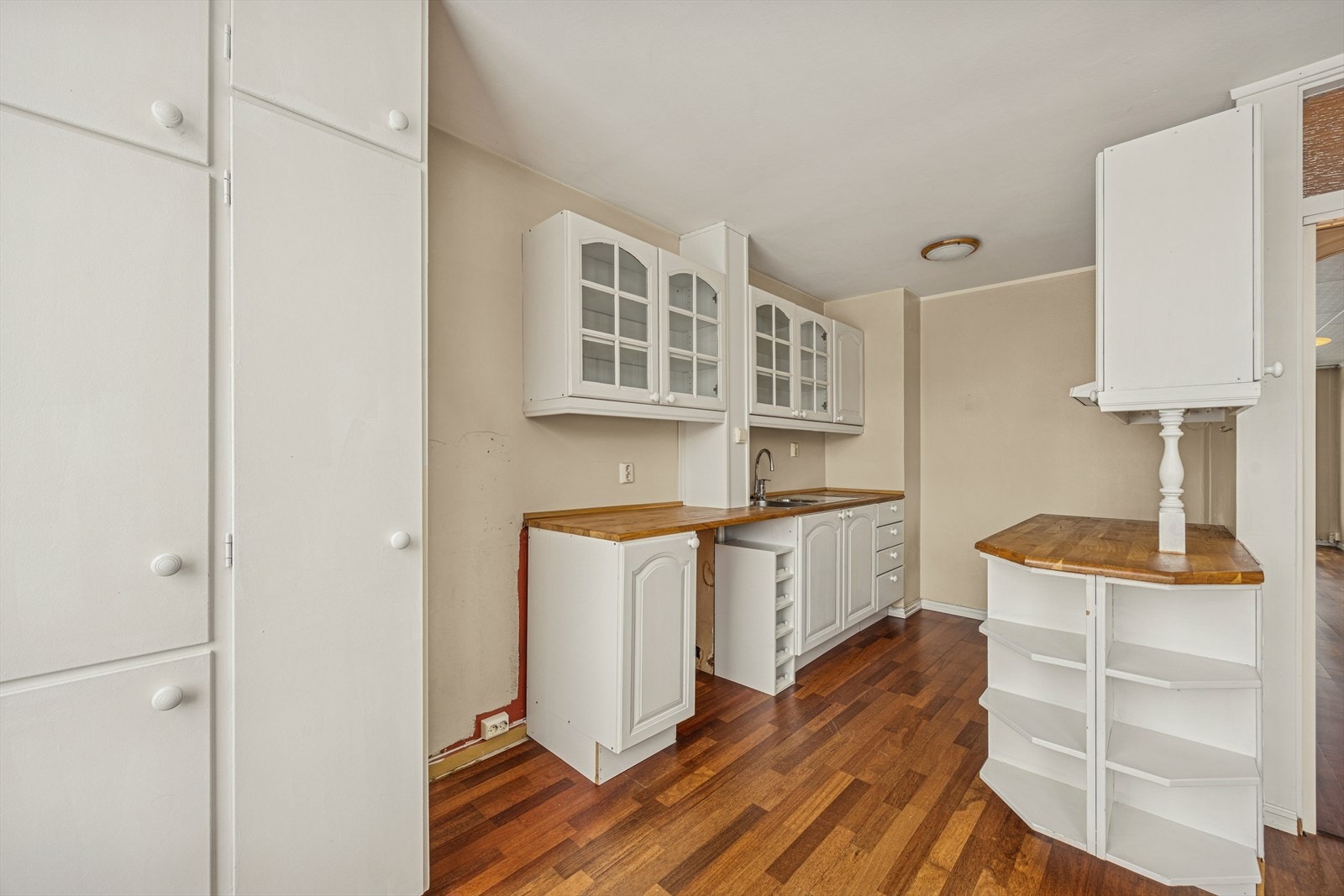 Kjøkkenet ligger adskilt fra stuen. Galleribilde