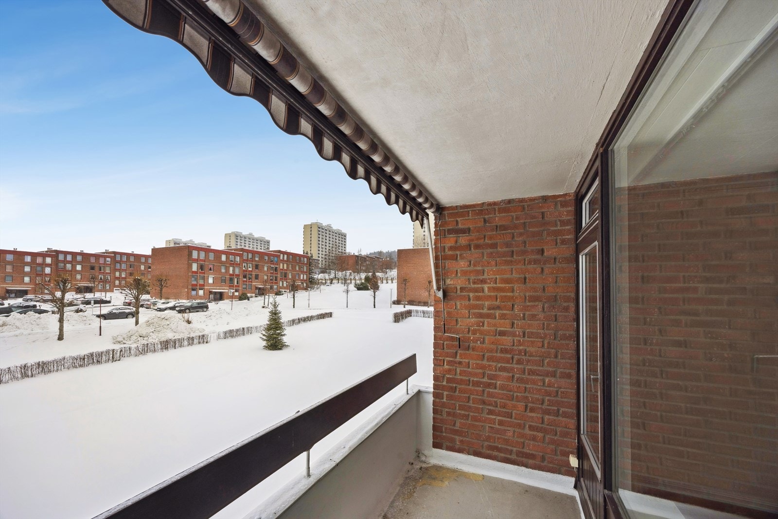 Balkongen har plass til en sittegruppe og gir utsikt over sameiets grøntområder. Galleribilde