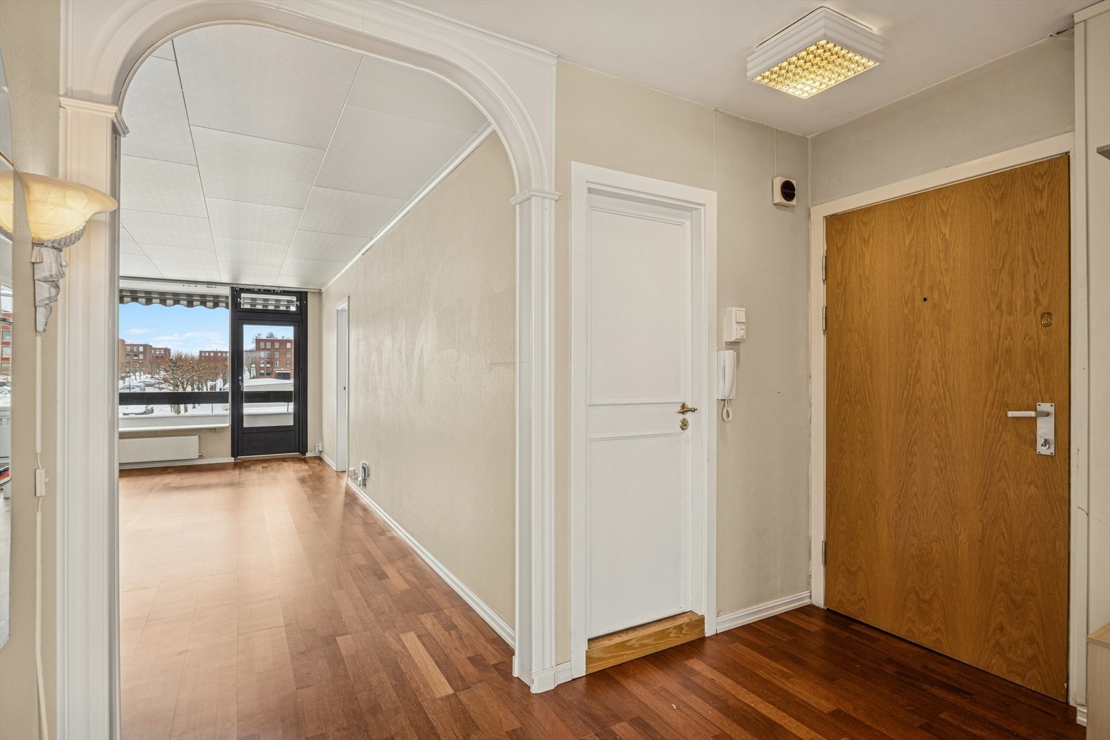 Innbydende entré med porttelefon og direkte tilgang til leilighetens øvrige rom. Galleribilde