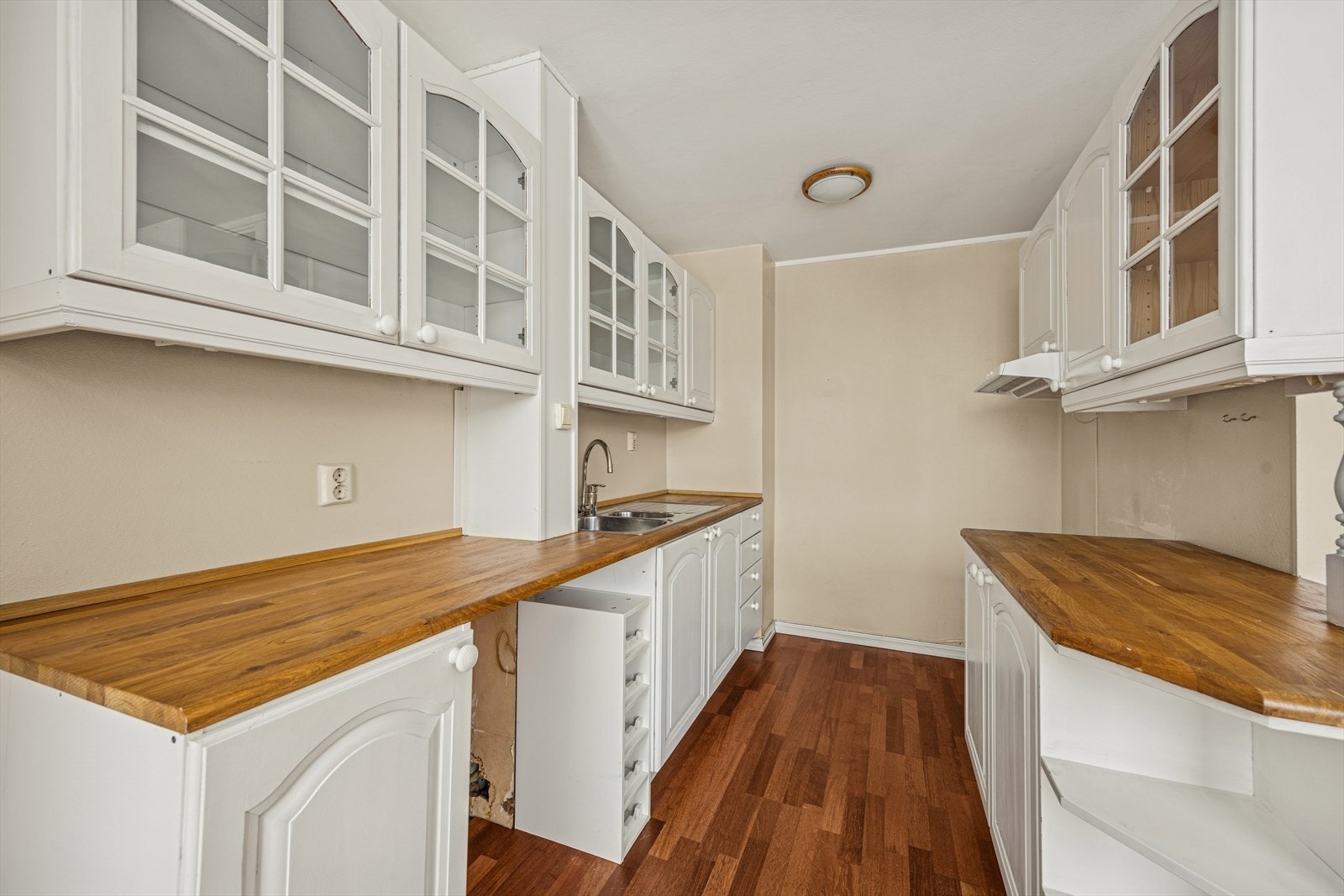 Kjøkkeninnredningen har profilerte fronter og vitrineskap. Galleribilde