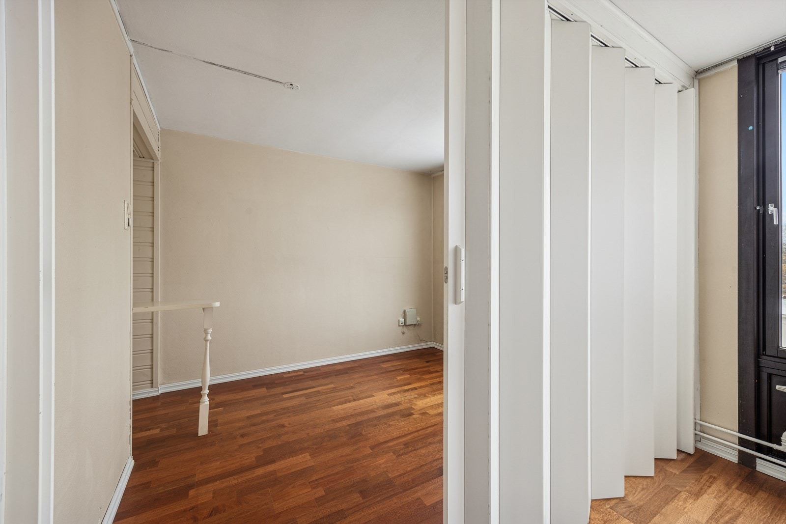 En foldevegg mellom spisestue og kjøkken gir mulighet for en åpen eller lukket løsning. Galleribilde