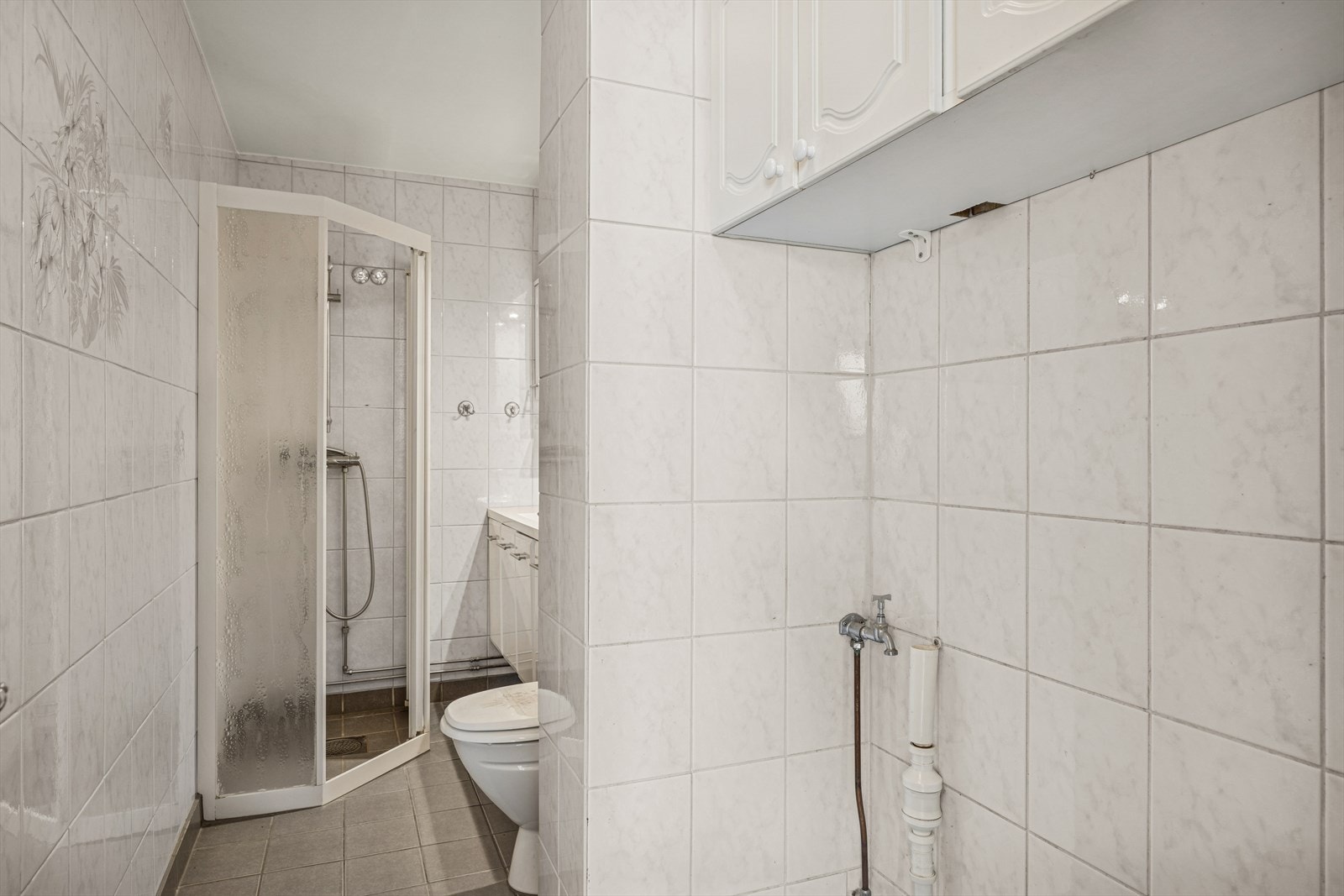 Badet er flislagt og har opplegg for vaskemaskin. Sluk, membran og fliser på gulvet er fra 2015. Galleribilde