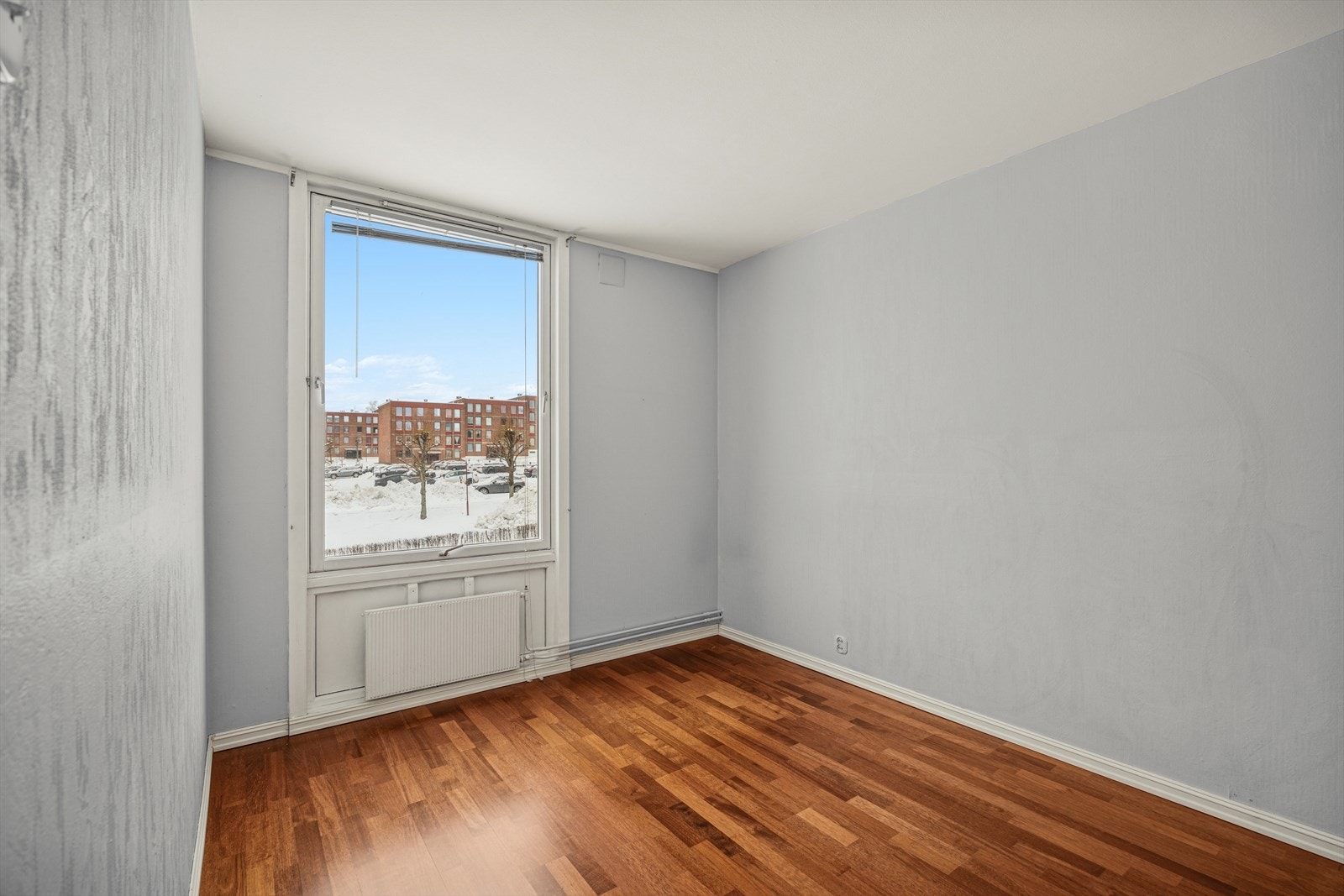 Leilighetens soverom er av god størrelse med plass til dobbeltseng og nattbord. Galleribilde