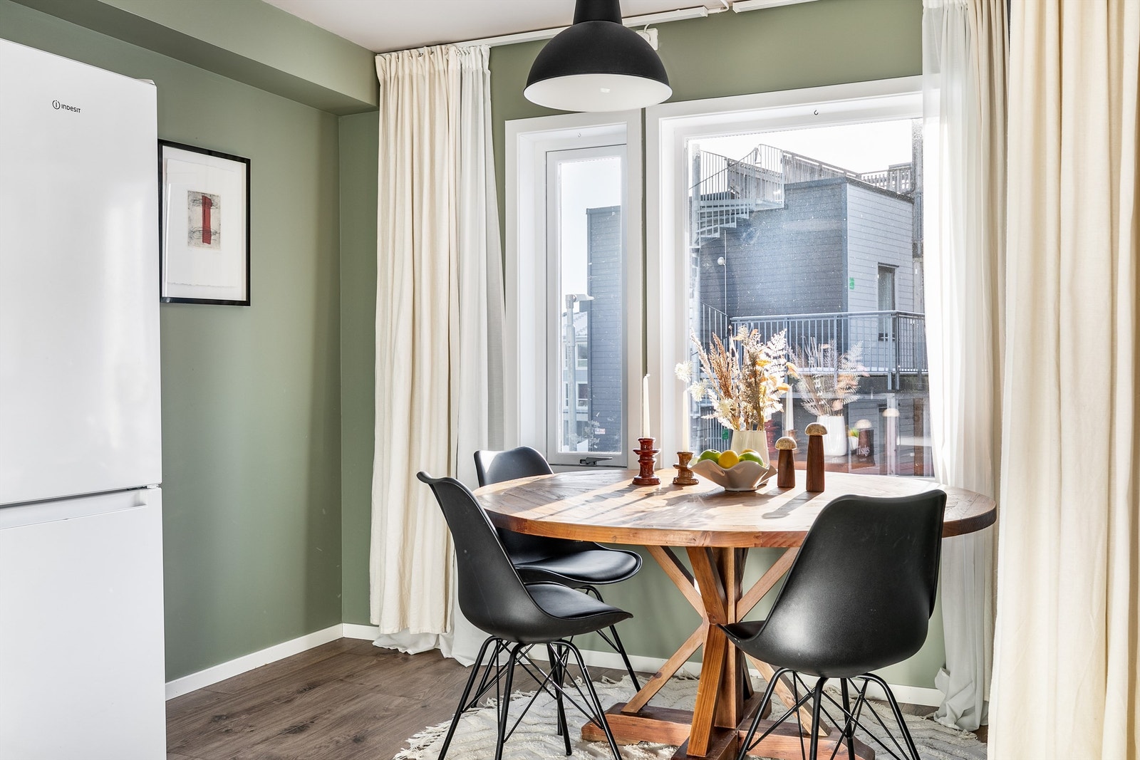 Spisegruppen har sin naturlige plass i den sol- og lysfylte kroken foran kjøkkenvinduene. Galleribilde