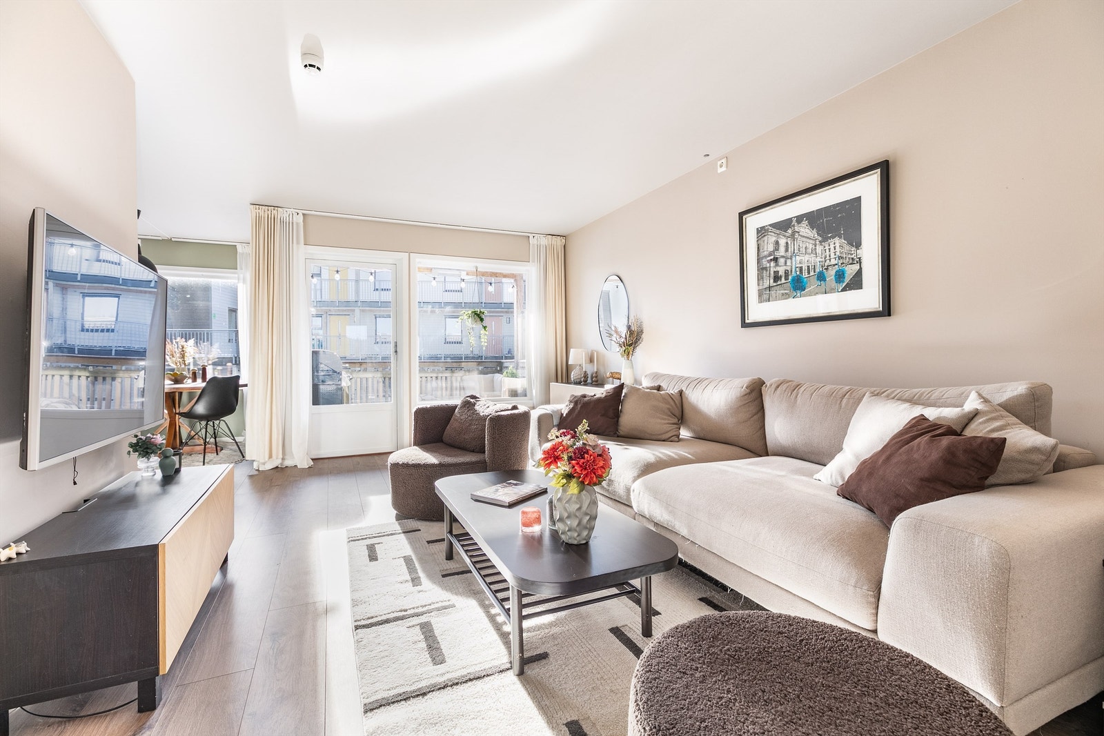 Leiligheten er pusset opp i løpet av de seneste årene og velholdt. Malerarbeid utført i flere rom, deriblant stuen. Galleribilde