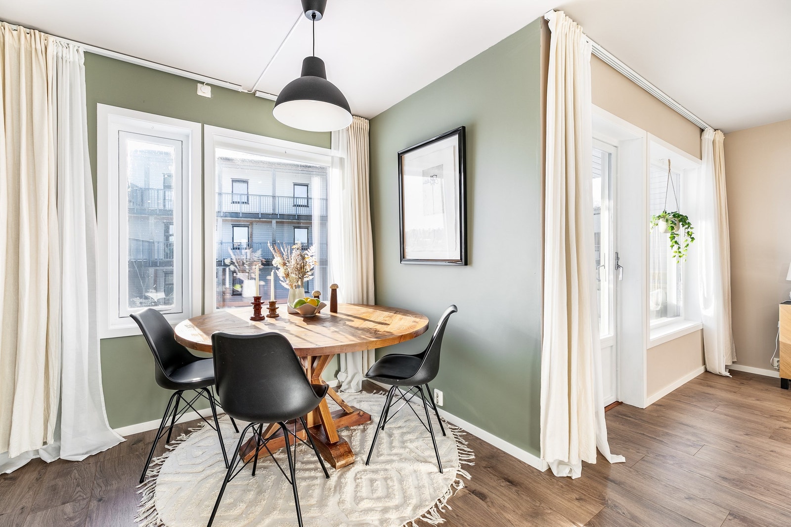 Ulike, men harmonerende fargevalg skaper variasjon blant leilighetens rom og soner. Galleribilde