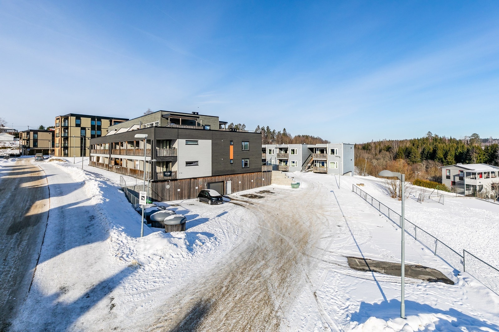 Leiligheten disponerer plass #9 i garasjeanlegg under nabobygget. Utendørs er det fri parkering etter gjeldende bestemmelser og tilgjengelighet. Galleribilde