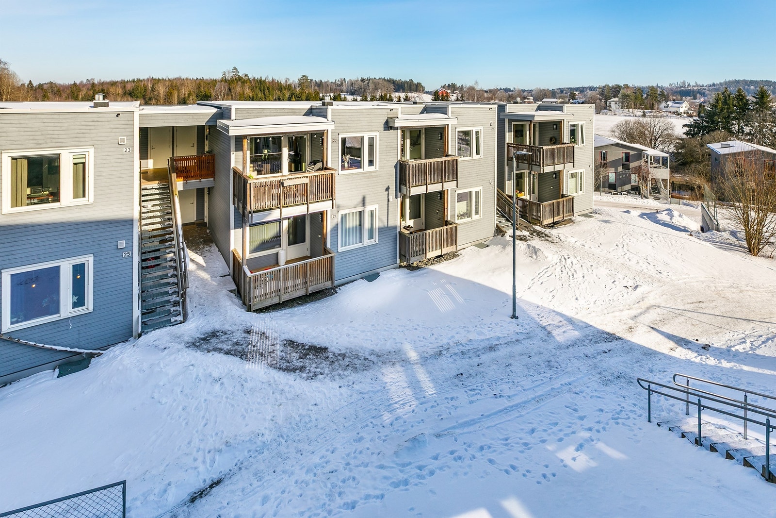 Leilighetens inngangsparti er godt skjermet av overbygg. Trappen og svalgangen deles kun med én sidenabo. Galleribilde