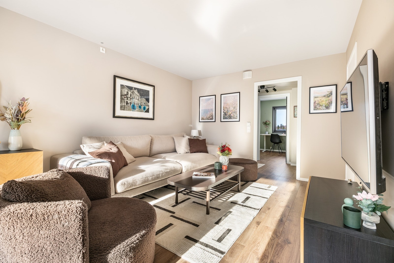 Én-stavs laminat er i senere år lagt gjennomgående mellom alle rom utenom badet, helt uten terskler. Galleribilde