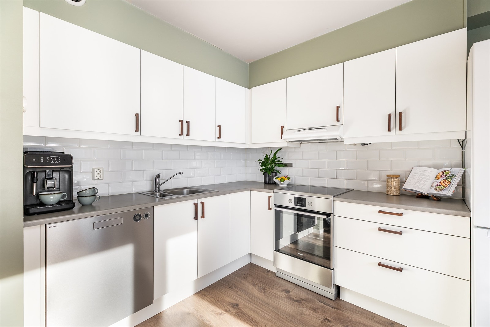 Stuen og kjøkkenet er sømløst forbundet i åpen løsning. Kjøkkeninnredningen er velholdt. Komfyr og oppvaskmaskin medfølger av hvitevarer. Galleribilde