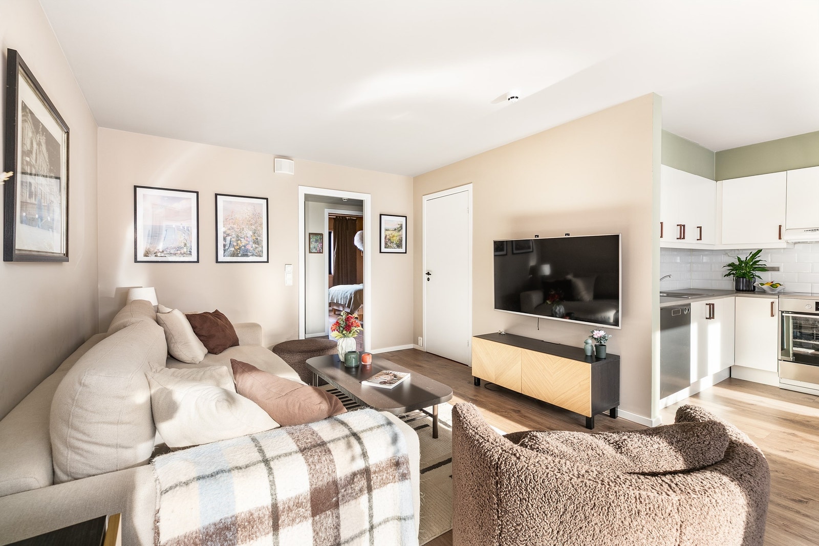 Alle rom utenom bod har vannbåren gulvvarme som både gir stabil innetemperatur og holder strømforbruket nede. Galleribilde