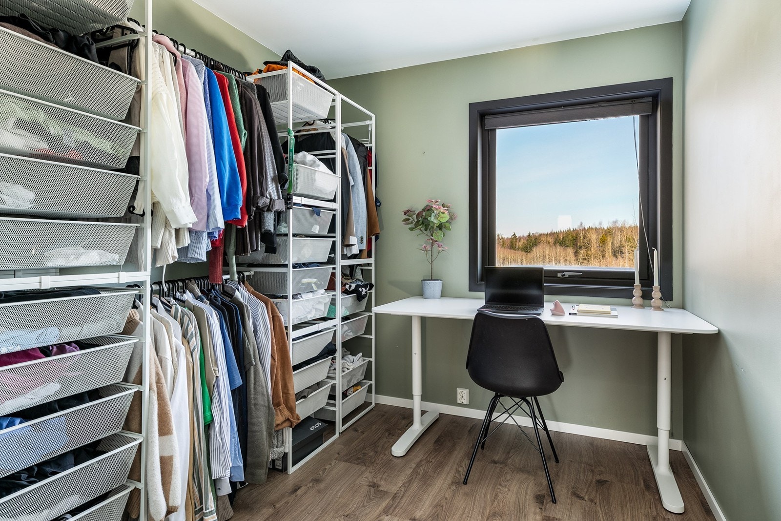 Dette soverommet fungerer i dag dels som hjemmekontor, dels som walk-in closet. Garderobeinnredningen medfølger ikke. Galleribilde
