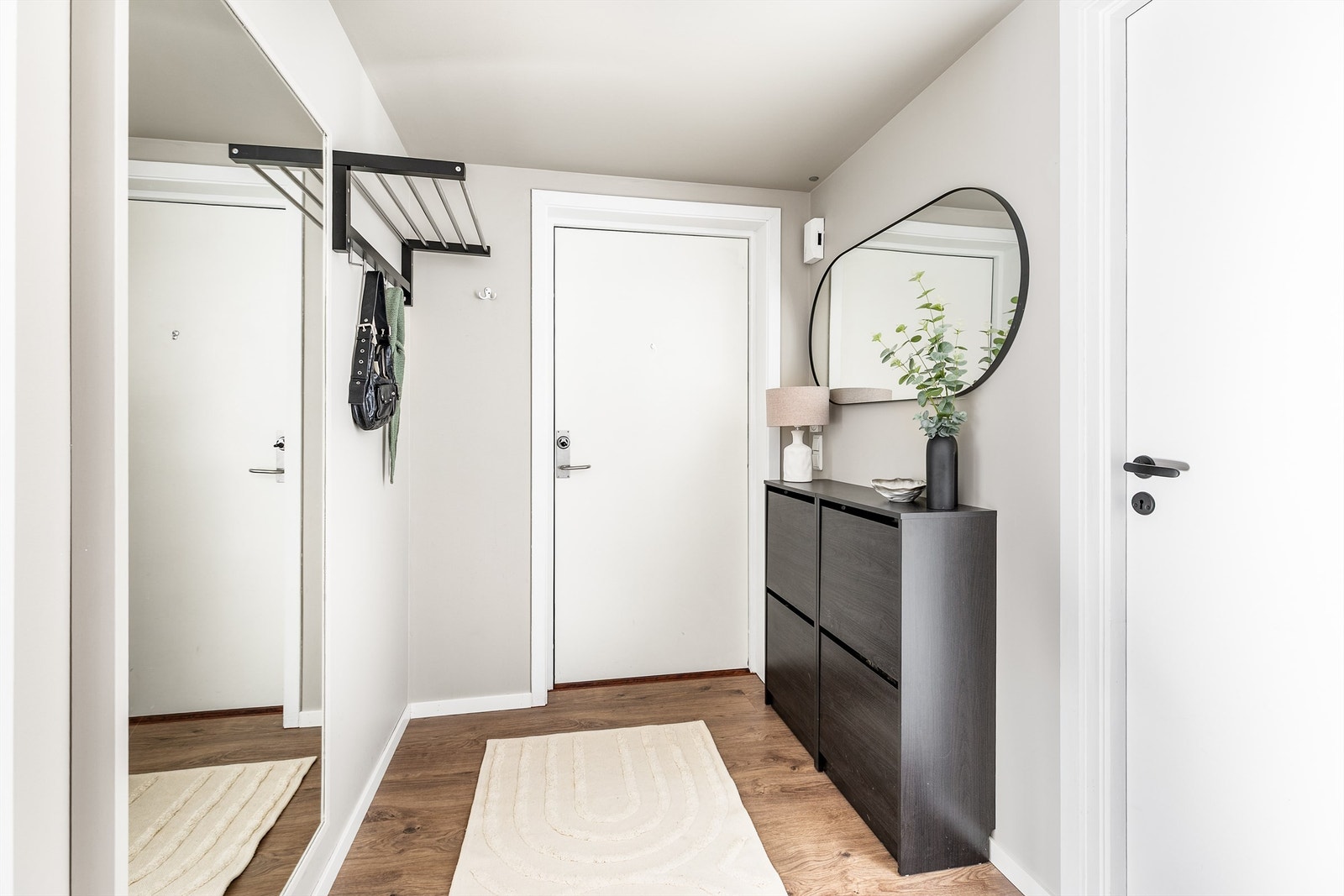 I entreen er det mulighet for større garderobeskap eller en skyvedørsgarderobe. Galleribilde