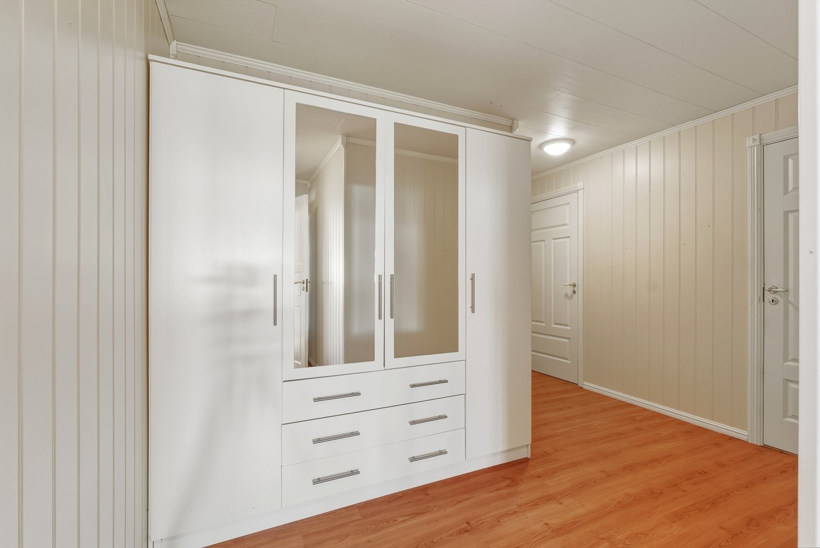 Gang med garderobeskap og parkettgulv Galleribilde